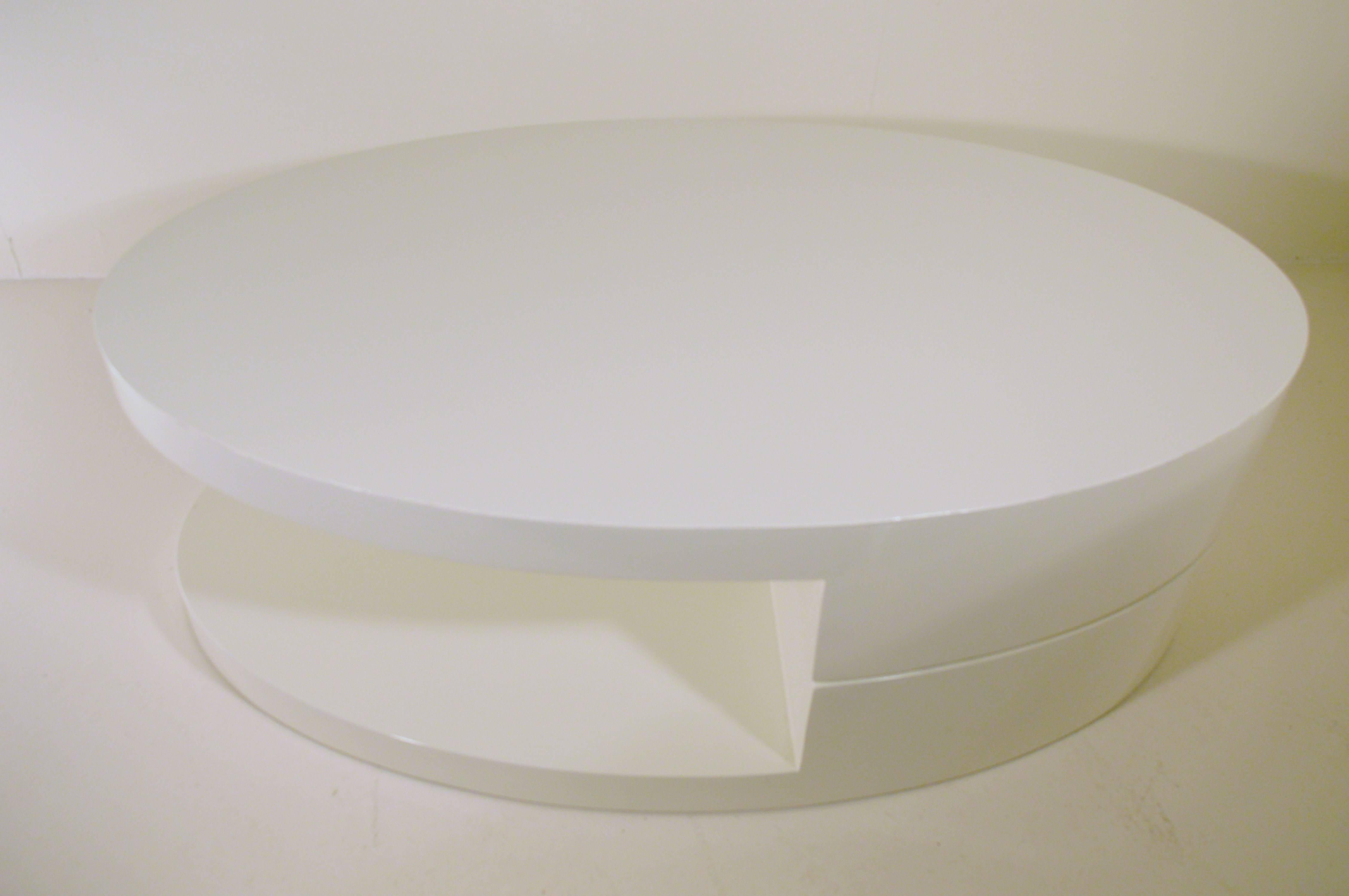 Italian Rotating Coffee Table in the Manner of Joe Columbo