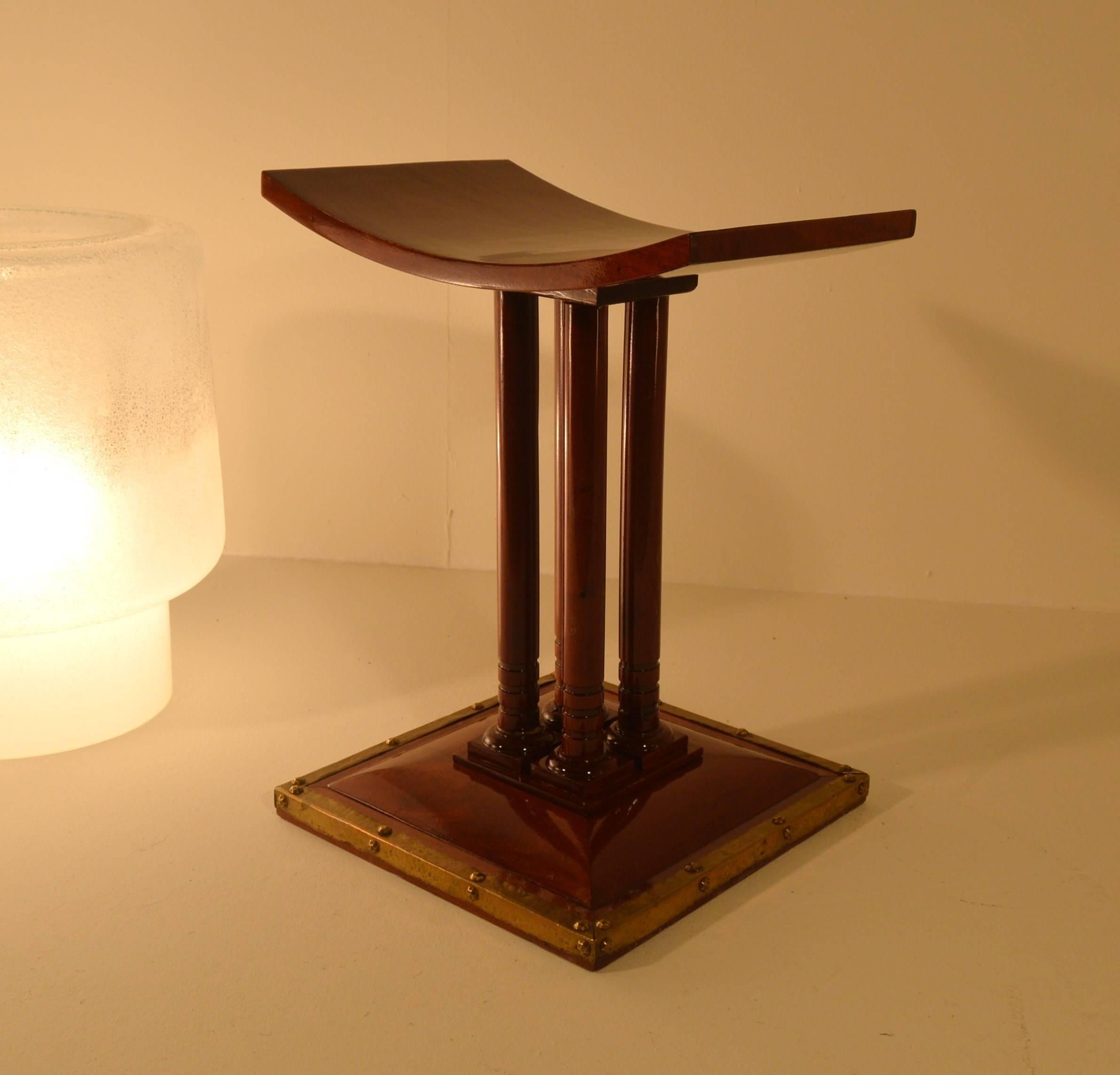 Very elegant tabouret in solid Cuba-mahogany, circa 1930. The base is decorated with a copper frame and sturdy nails.
