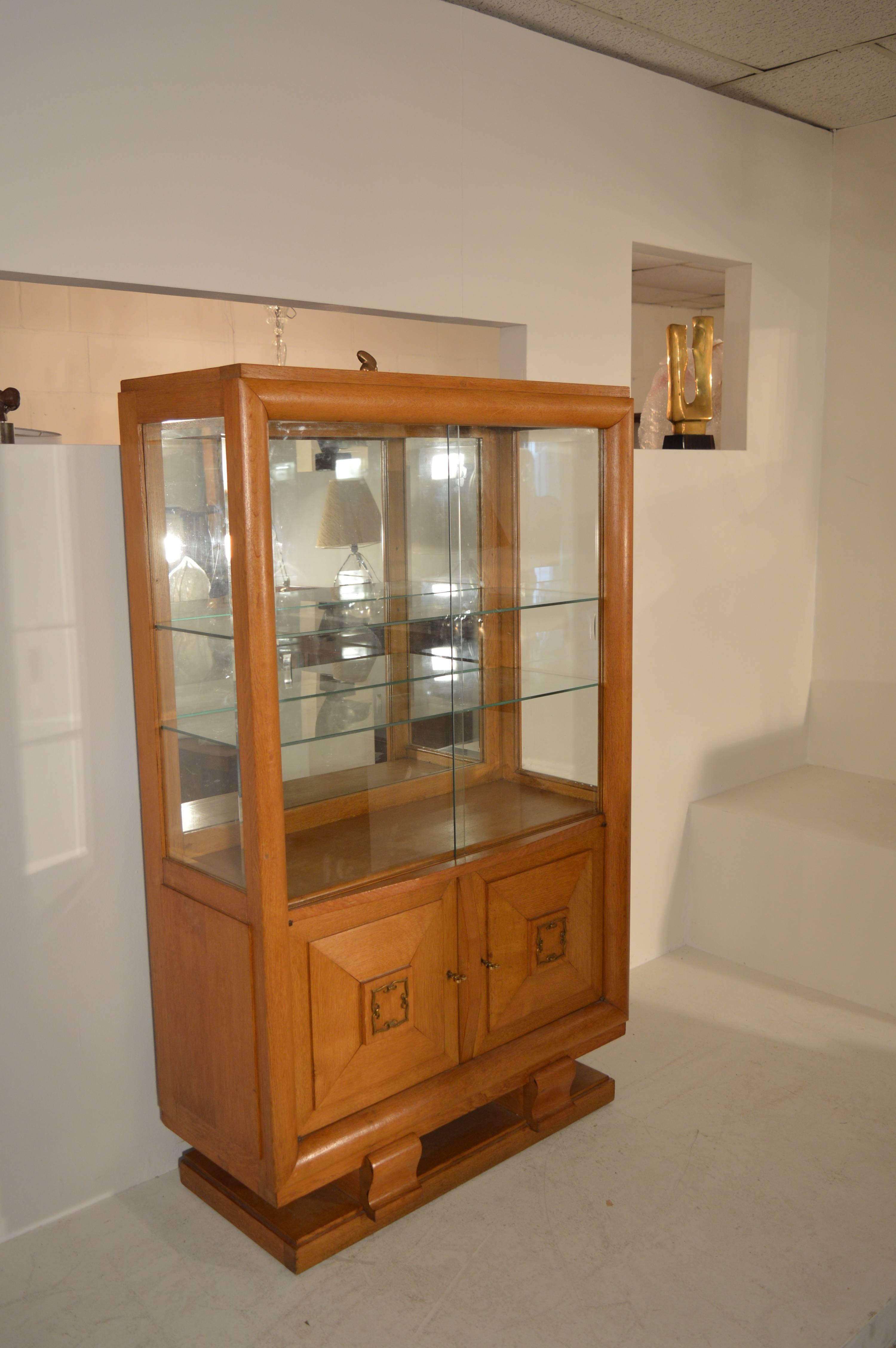 Art Deco Vitrine Cabinet in Blond Oak In Good Condition In Castenray, NL