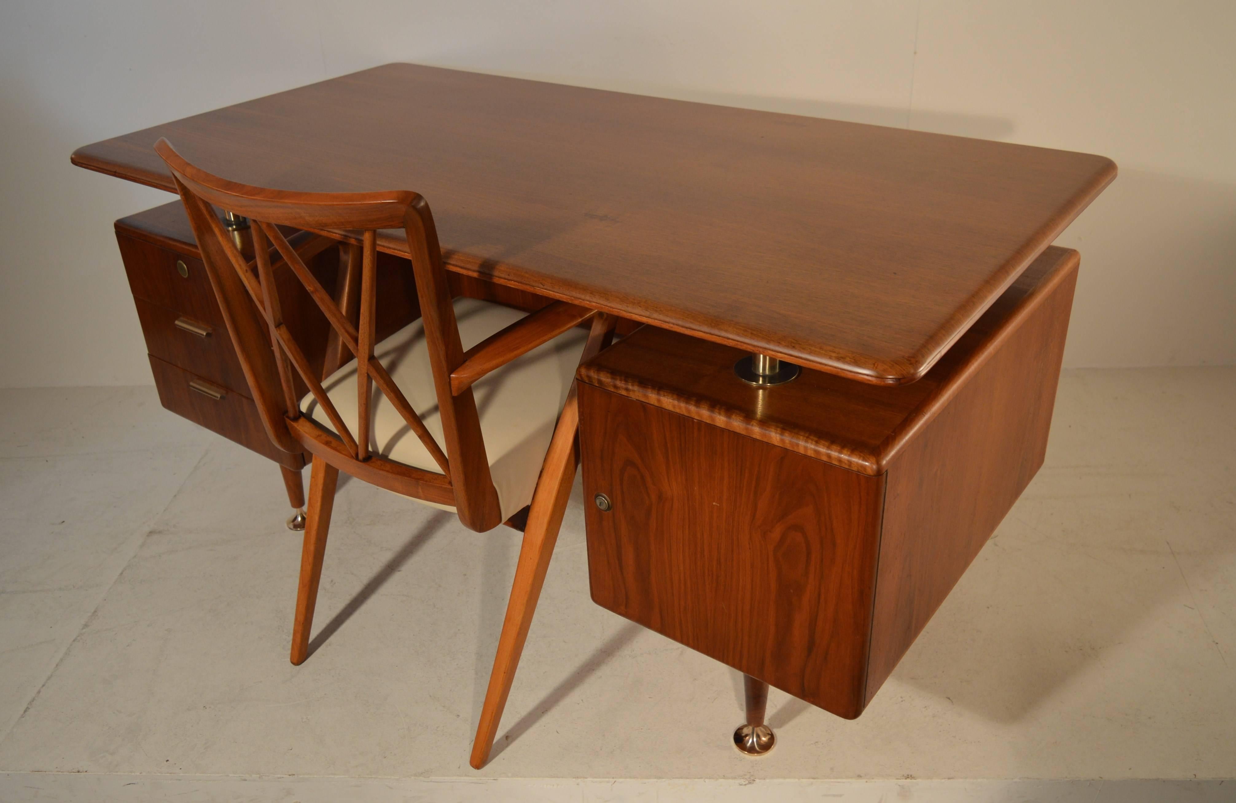 Modernist desk in walnut from the Poly Z-series by the Dutch designer Abraham Patijn. The original chair is reupholstered in cream-leather.
Both chair and desk are in a very good condition.
