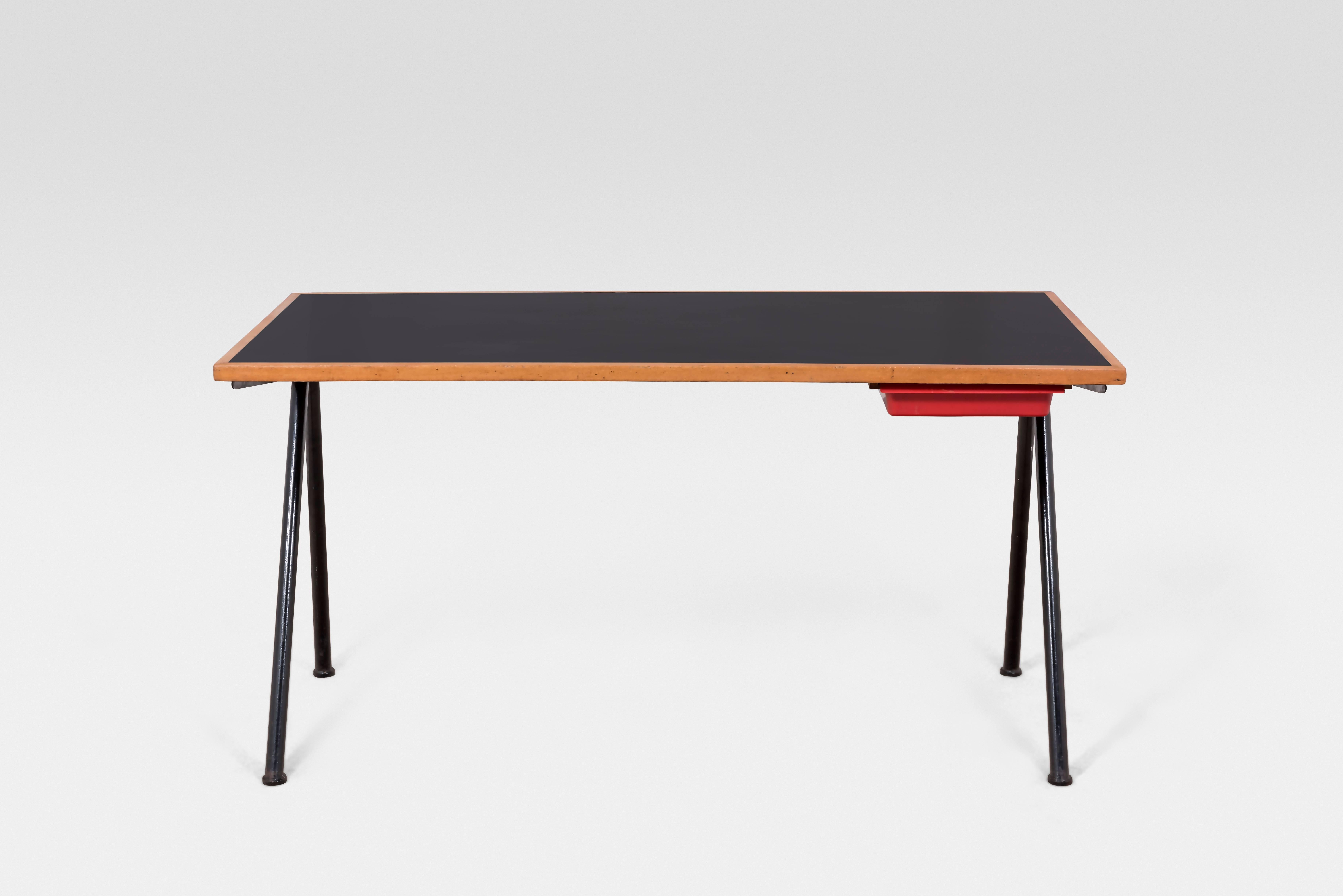 Jean Prouvé (1901-1984)
Compas desk from the Cité Internationale Universitaire, Antony
Manufactured by Les Ateliers Jean Prouvé, Nancy, France,
circa 1954
Original lacquered steel structure, with original oak, laminated top and plastic drawer
