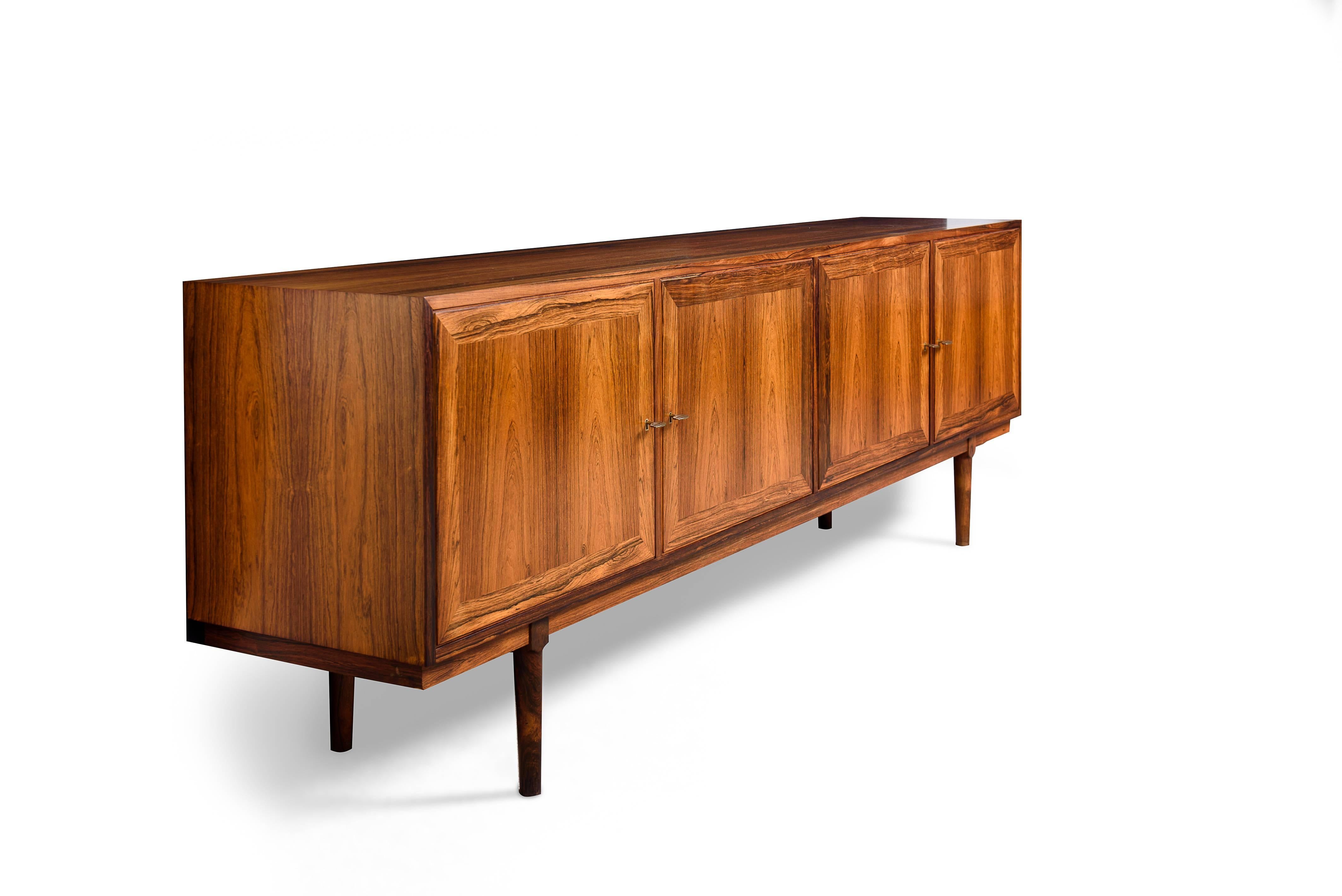 Very elegant Rio palisander sideboard designed by Arne Vodder and manufactured by Vamo A/S, Sønderborg,1960
The back of the sideboard is also in Rio palisander so it can easily be placed in the center of a room as separation.
