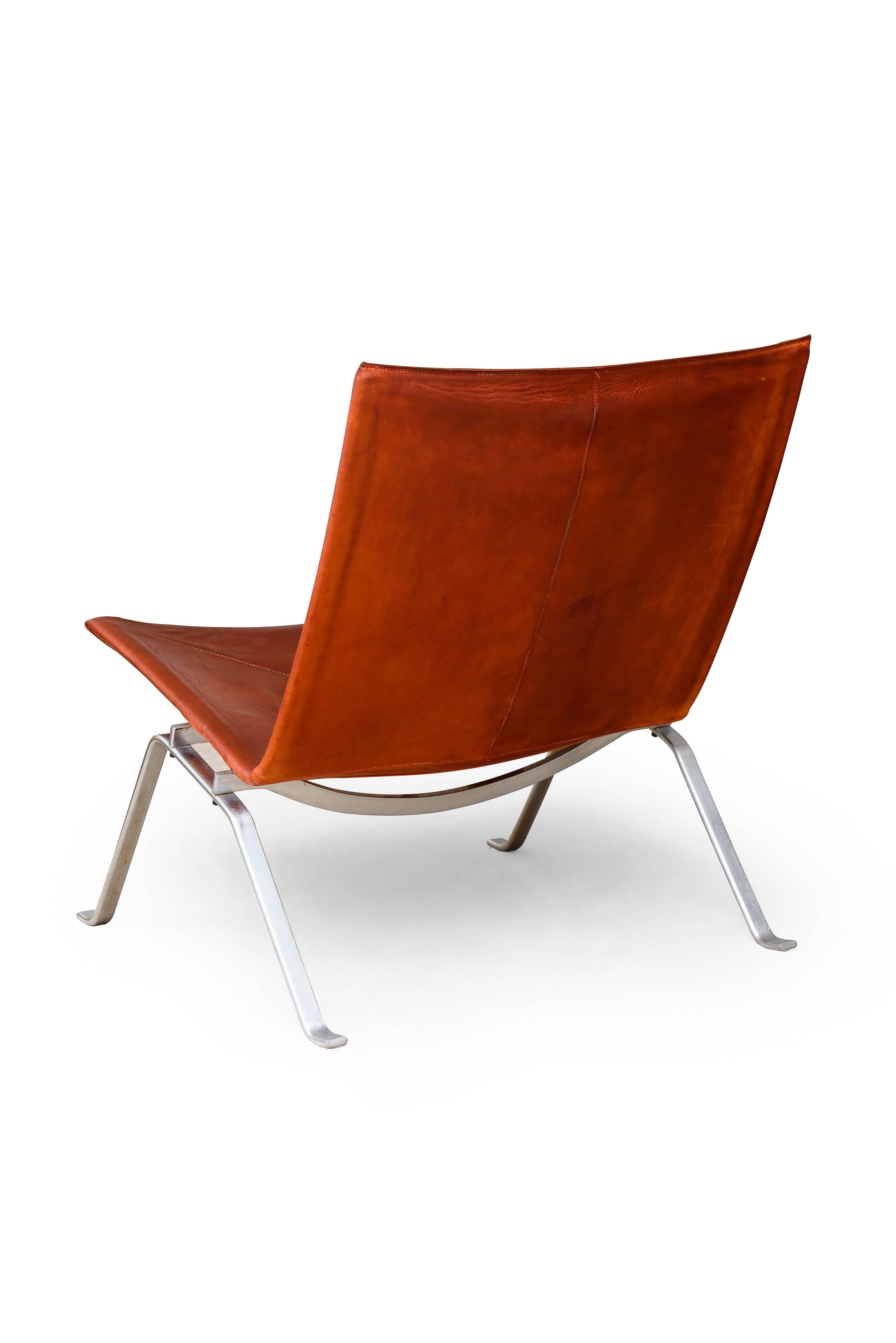 Poul Kjaerholm (1929-1980), DK.
Pair of lounge chairs ‘PK-22.’
Manufactured by E. Kold Christensen, 1955.
Steel and original leather
Measures: H 71 cm, L 63 cm, P 63 cm.

Poul Kjærholm graduated from the Copenhagen School of Arts and Crafts in