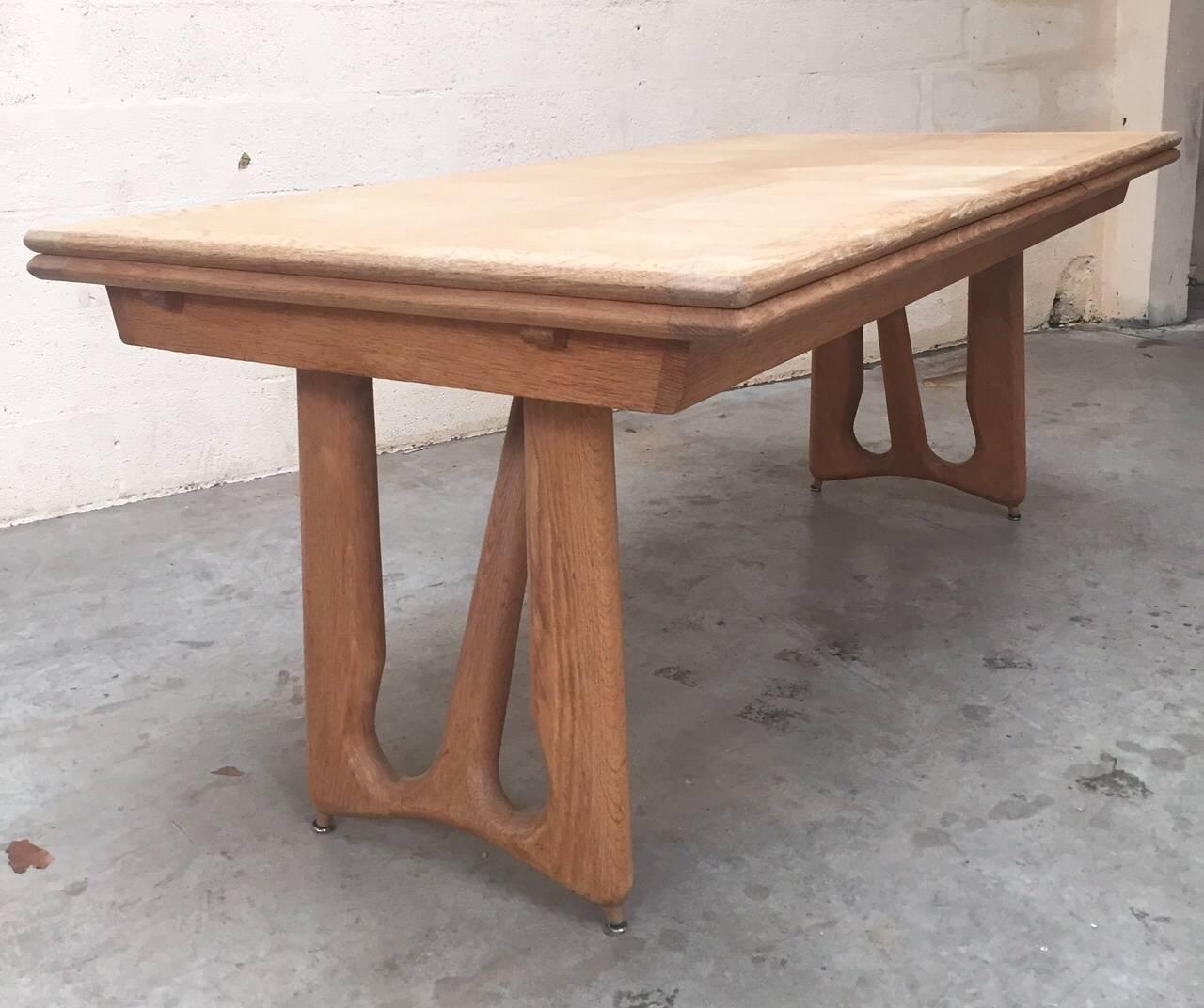 1960s table Guillerme et Chambron "à l'italienne".
Two extensions leaves made of oak, 70 cm each.
Very good condition.
Measures: L 180 cm x l 89 cm x H 74 cm.
Total length: 320 cm.
  