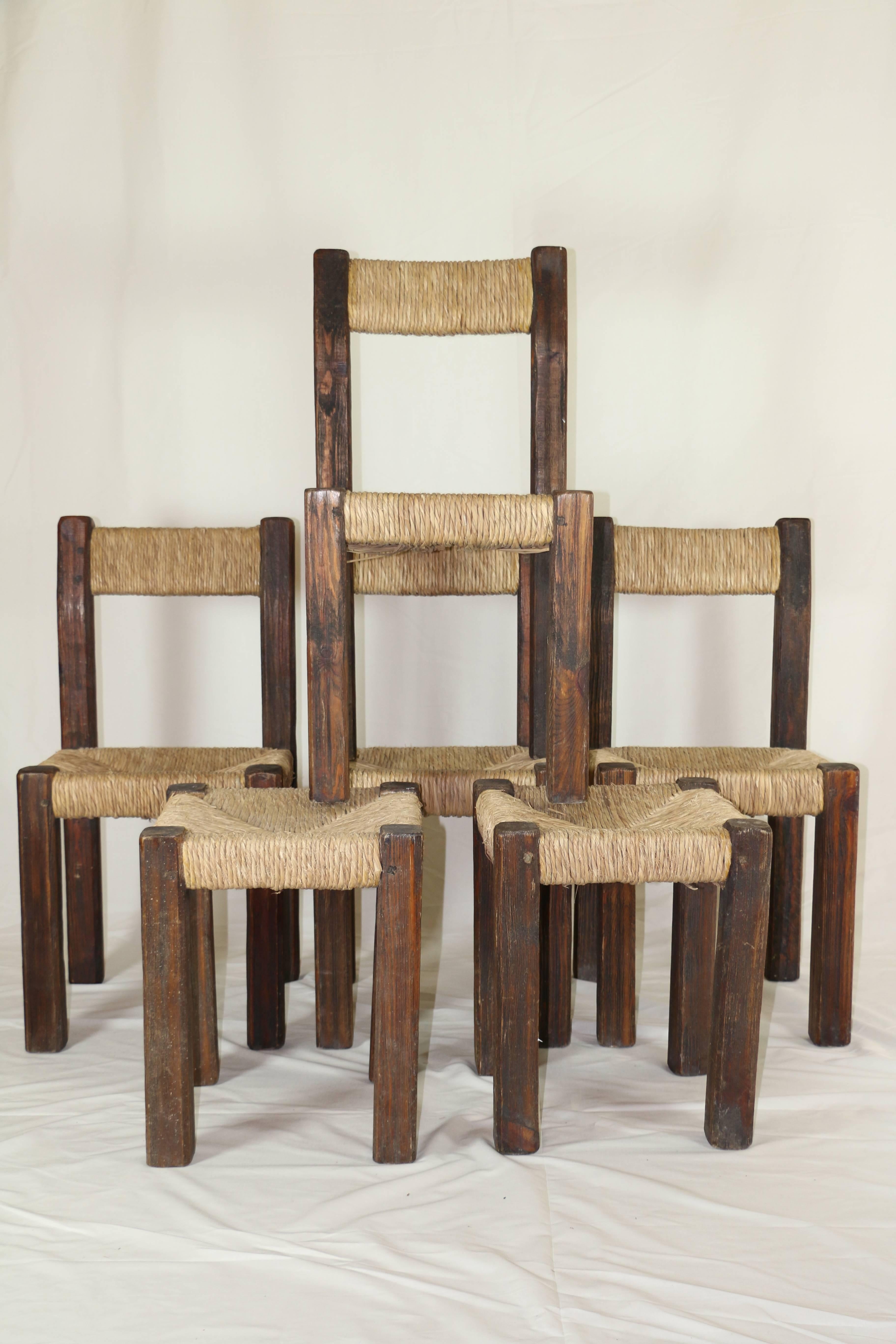 Beautiful set of four chairs and two stools in raw blackened wood. Straw seats, 1960s. Very good condition.

Chairs: Height 85 cm x width 43 cm x depth 43 cm.
Stools: Height 46 cm x width 38 cm x depth 38 cm.