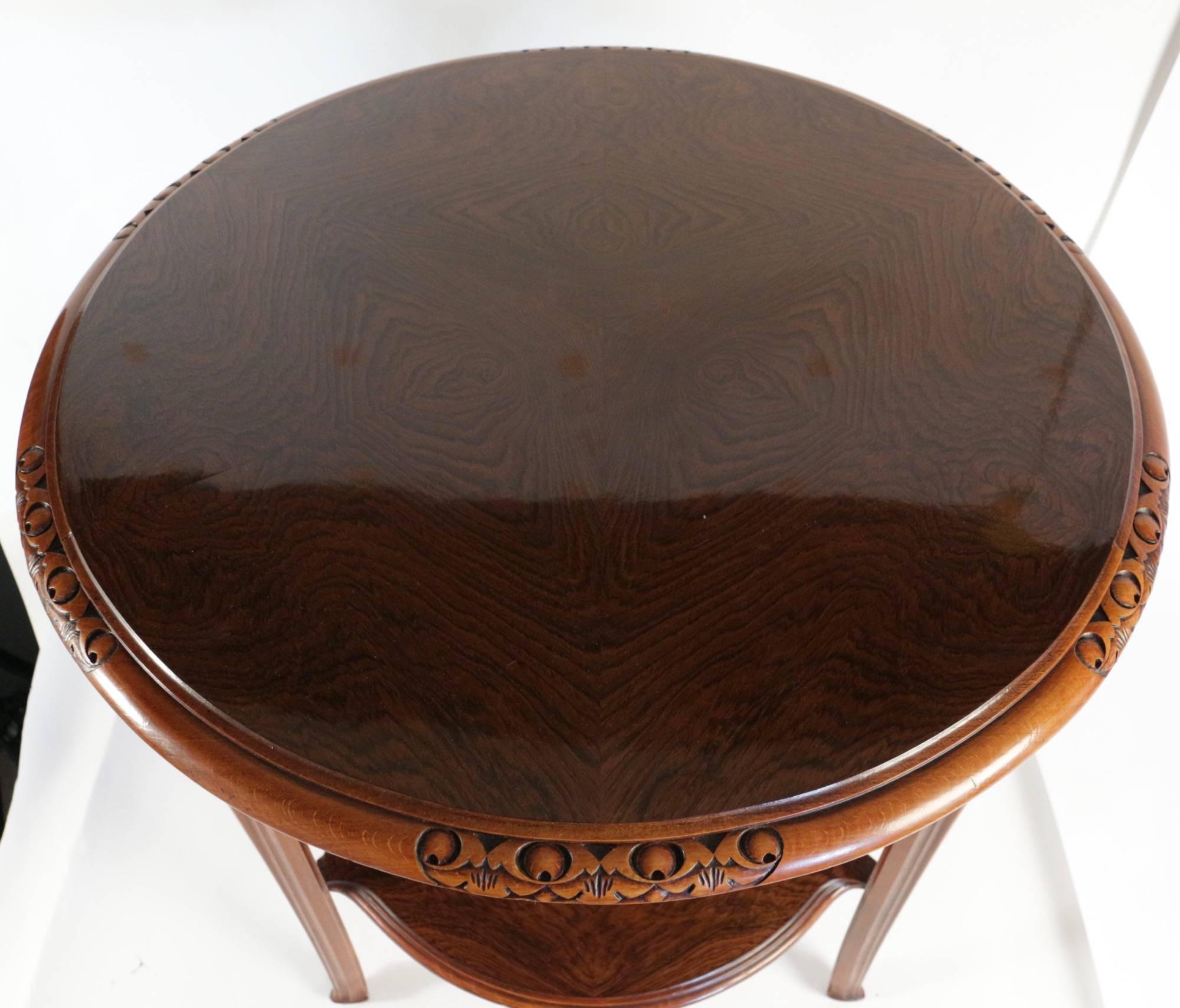 Walnut side table by Louis Majorelle, circa 1910.
Stamped: Majorelle Nancy.

Excellant condition.
Measure: 80cm (H) 70cm (W.)