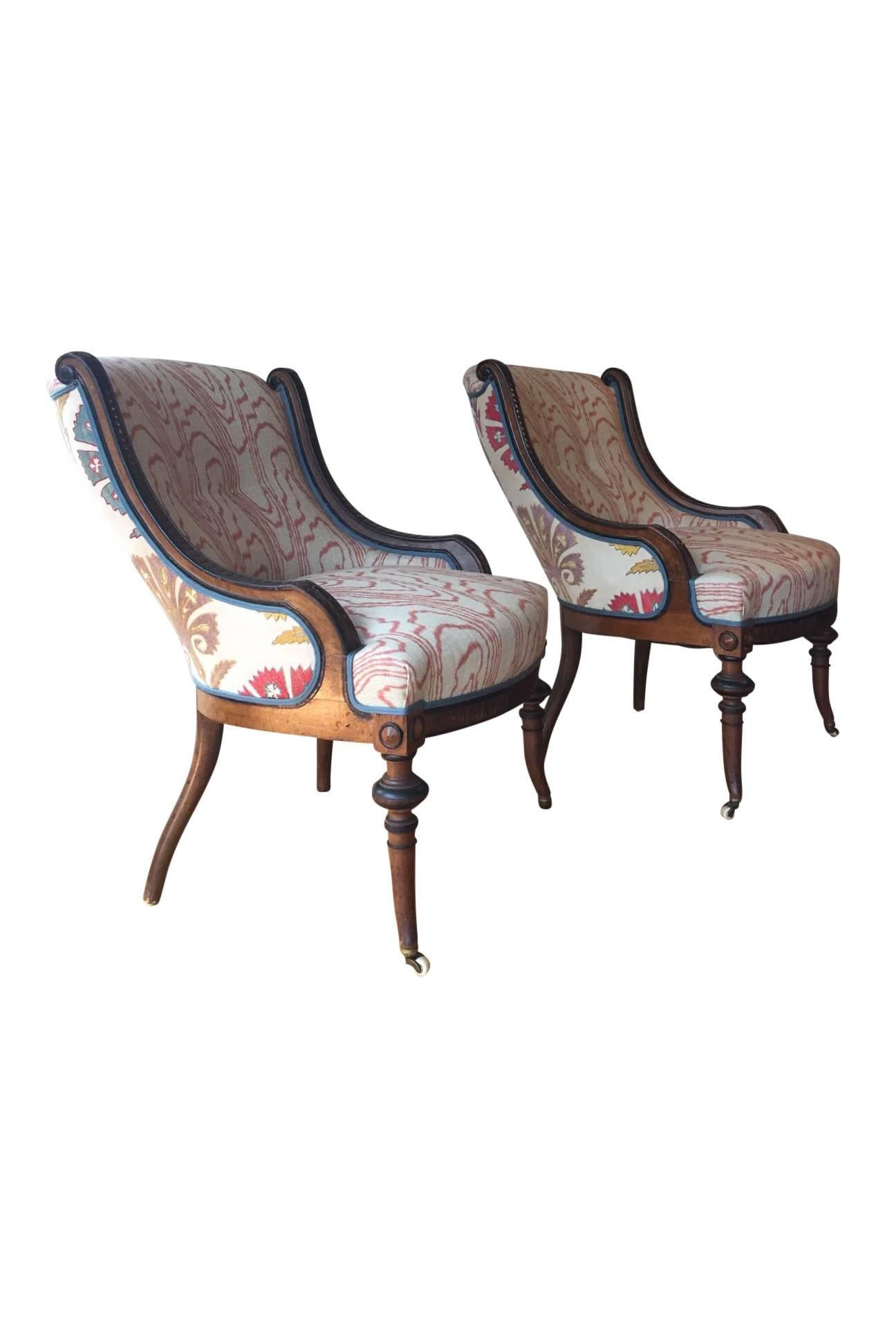 MOMIQ chairs 'IKIZ': this is a set of two Victorian walnut nursing chairs with carved wood on the sides.

At the end of the 17th century the introduction of walnut furniture started which has the advantage of being able to fit in with more modern