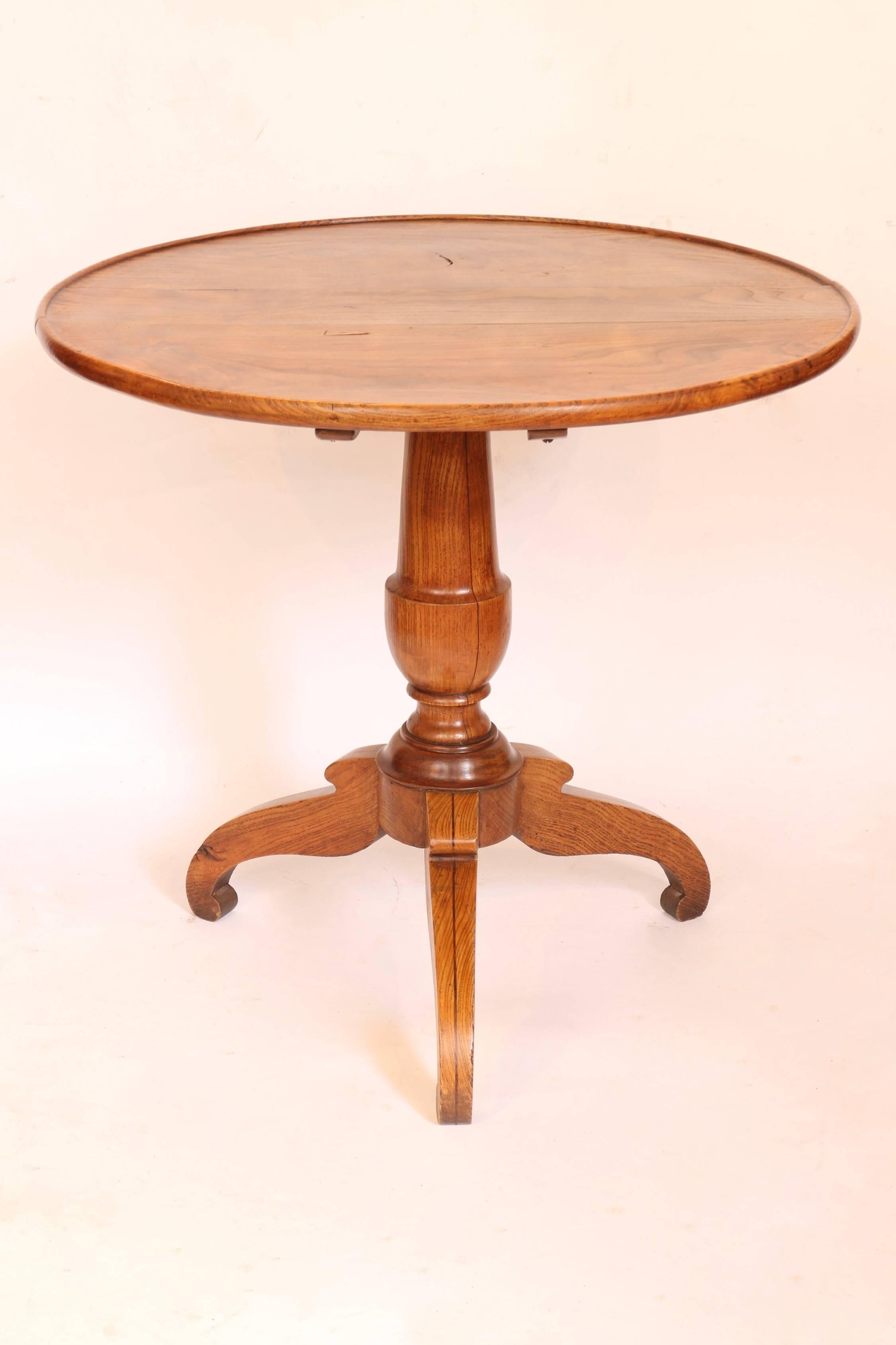 Tilt-top table in solid chestnut 
Two-piece top.