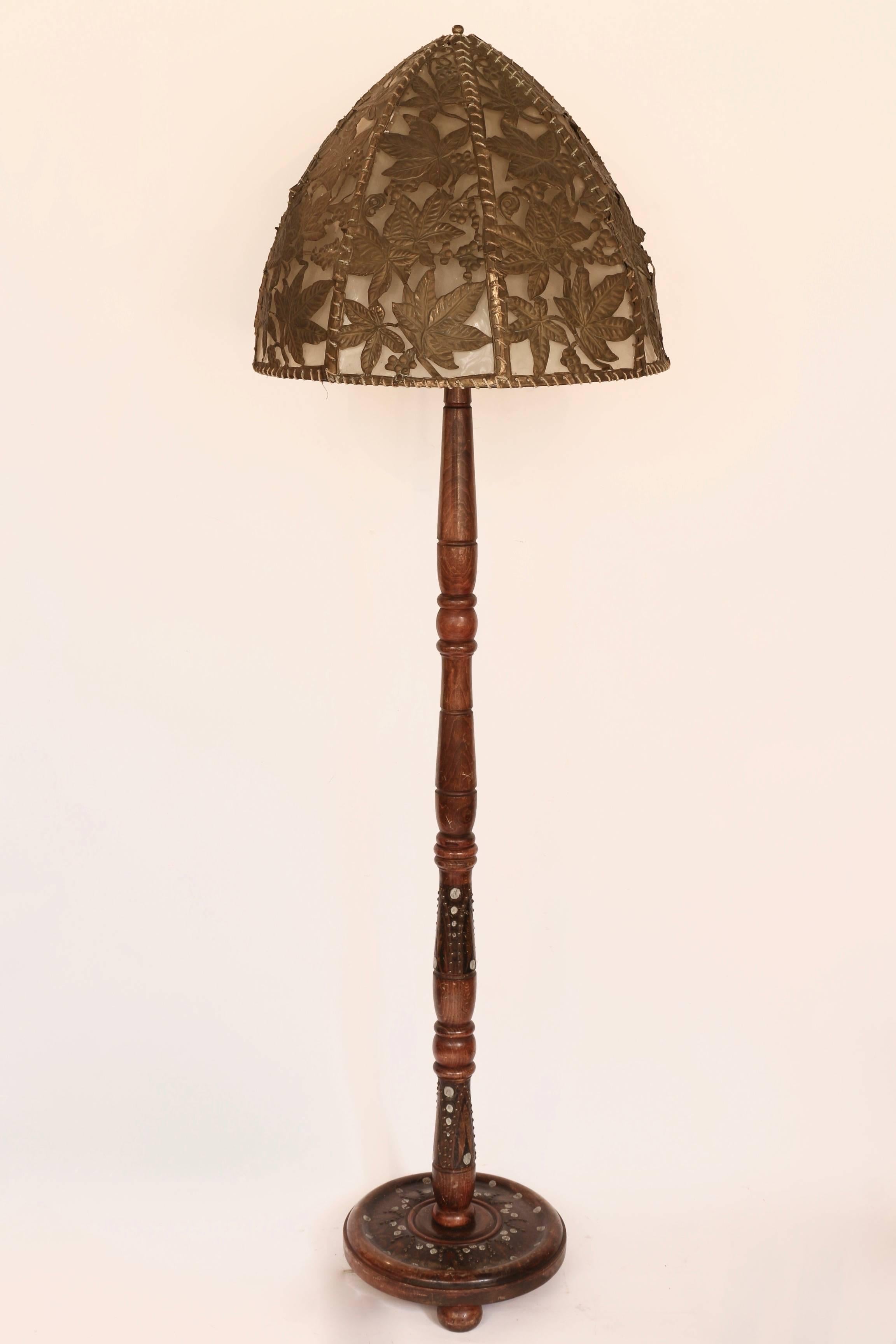 Floor lamp in turned wood with painted decorations
Original lampshade decorated with grape leafs.

Lampshade: 55 x H: 45 cm 21.65 x H: 17.72 inch
Base D: 33 cm 12.99 inch
Height: floor- under lampshade 134 cm 52.76 inch.