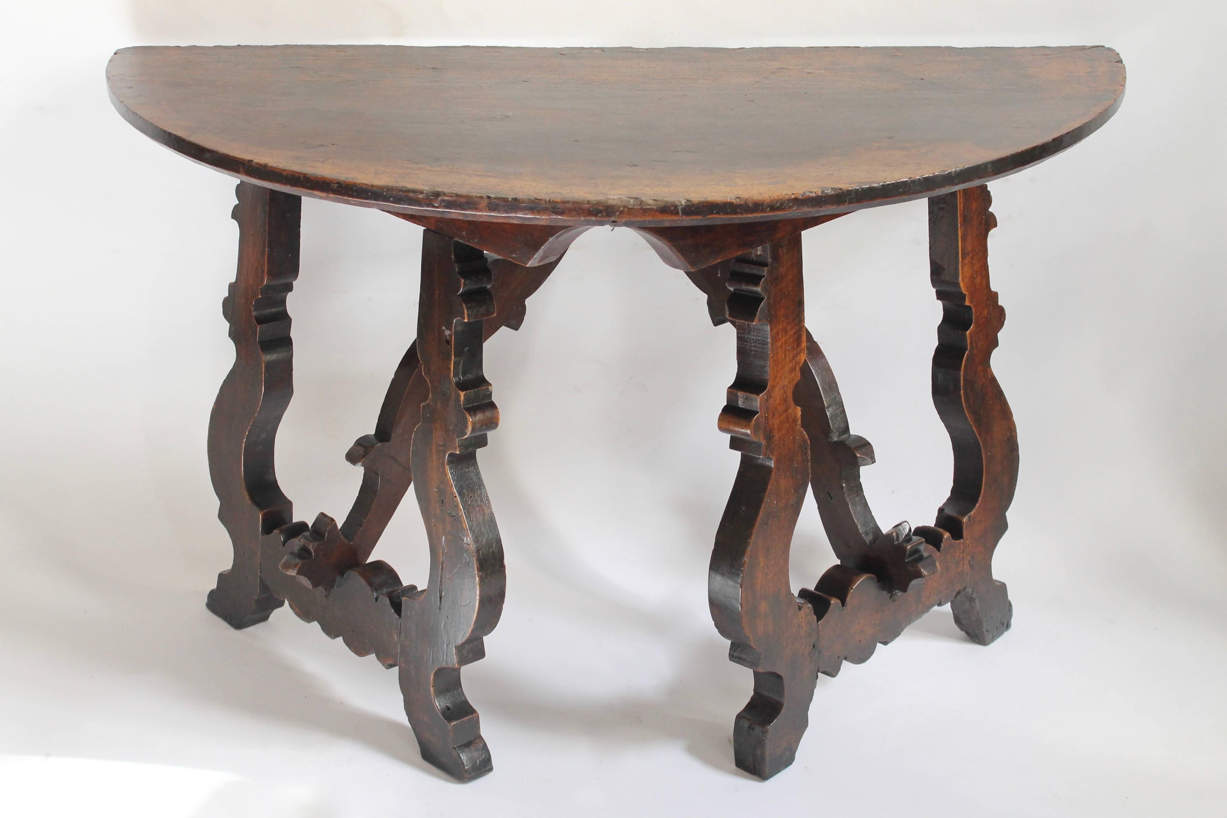 A pair of 17th century Tuscan console tables in solid walnut
Beautiful original deep wax patina
Very well restored and stabile
Under pressure impregnate against wood worm.