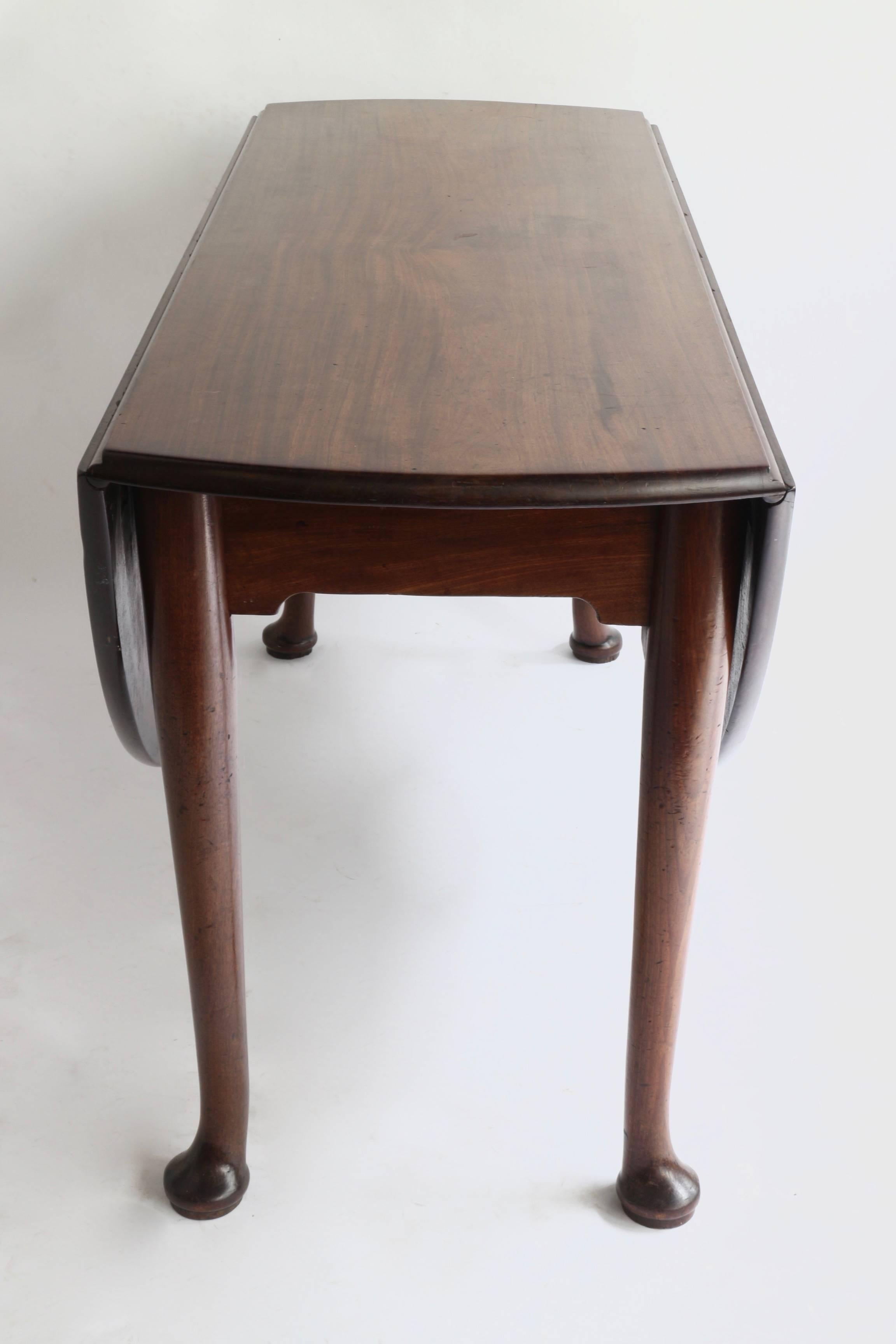 English Early 18th Century Queen Anne Oval Drop Leaf Table in Cuban Mahogany