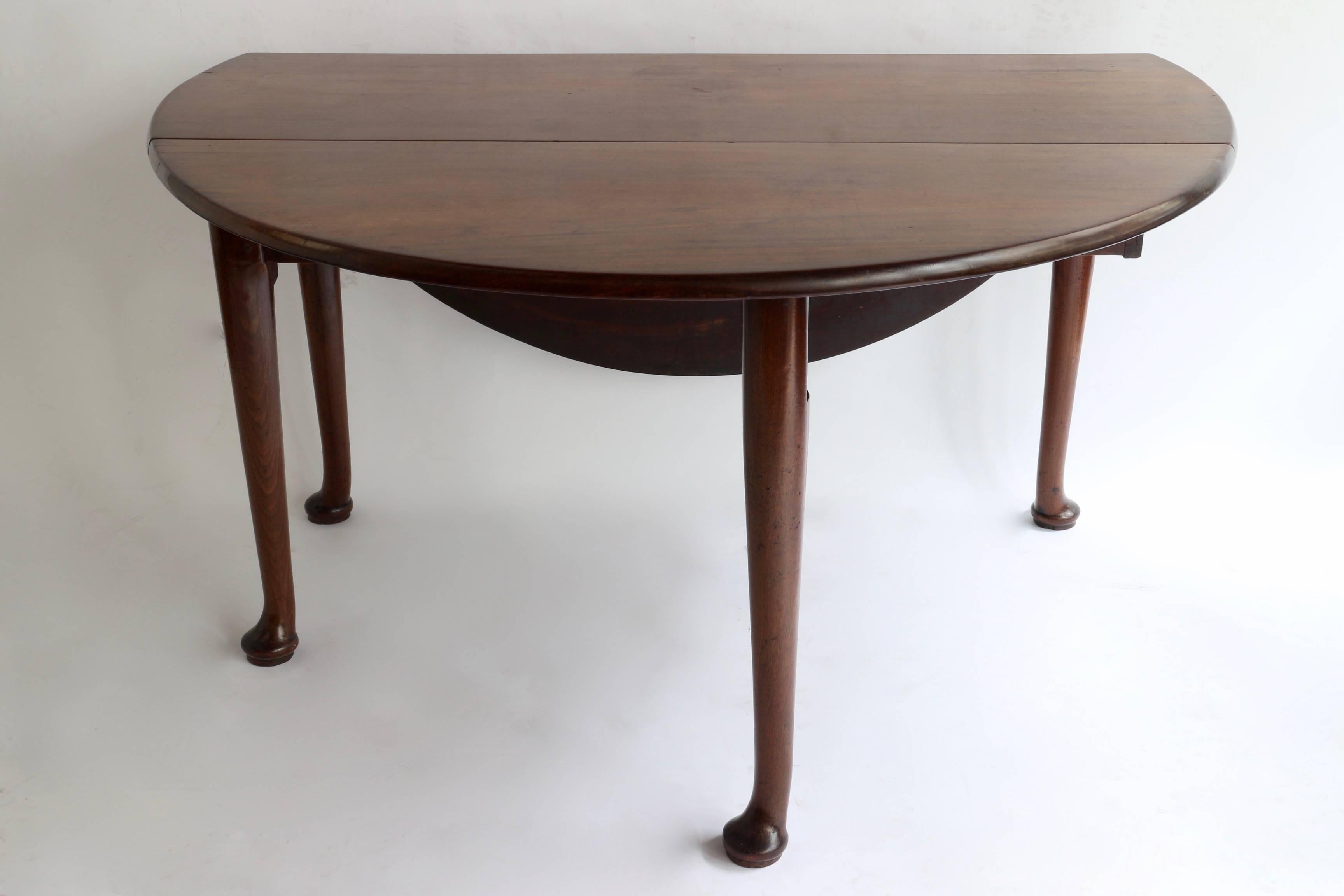 Early 18th Century Queen Anne Oval Drop Leaf Table in Cuban Mahogany In Excellent Condition In Antwerp, BE