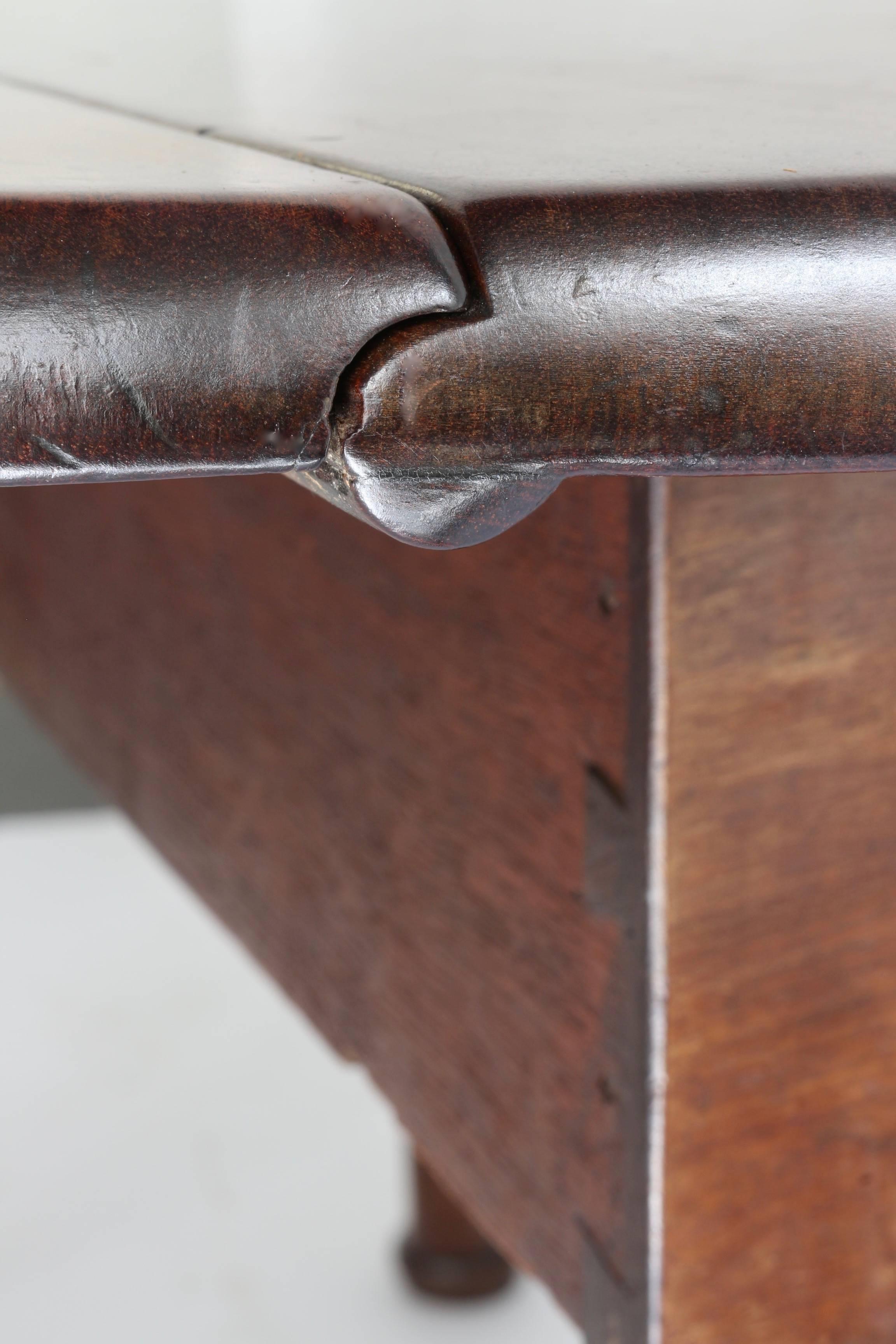 Early 18th Century Queen Anne Oval Drop Leaf Table in Cuban Mahogany 1