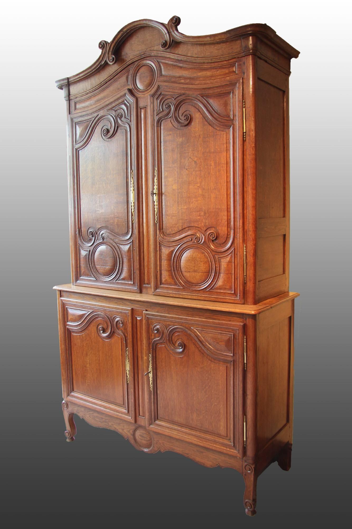 Magnificent French oak "Buffet en Deux Corps" from Normandy. Lovely original condition, with arched 'Chapeau Du Gendarme' cornice. Original escutcheons and hinges, circa 1800.
 
 
All of the items that we advertise for sale have been as