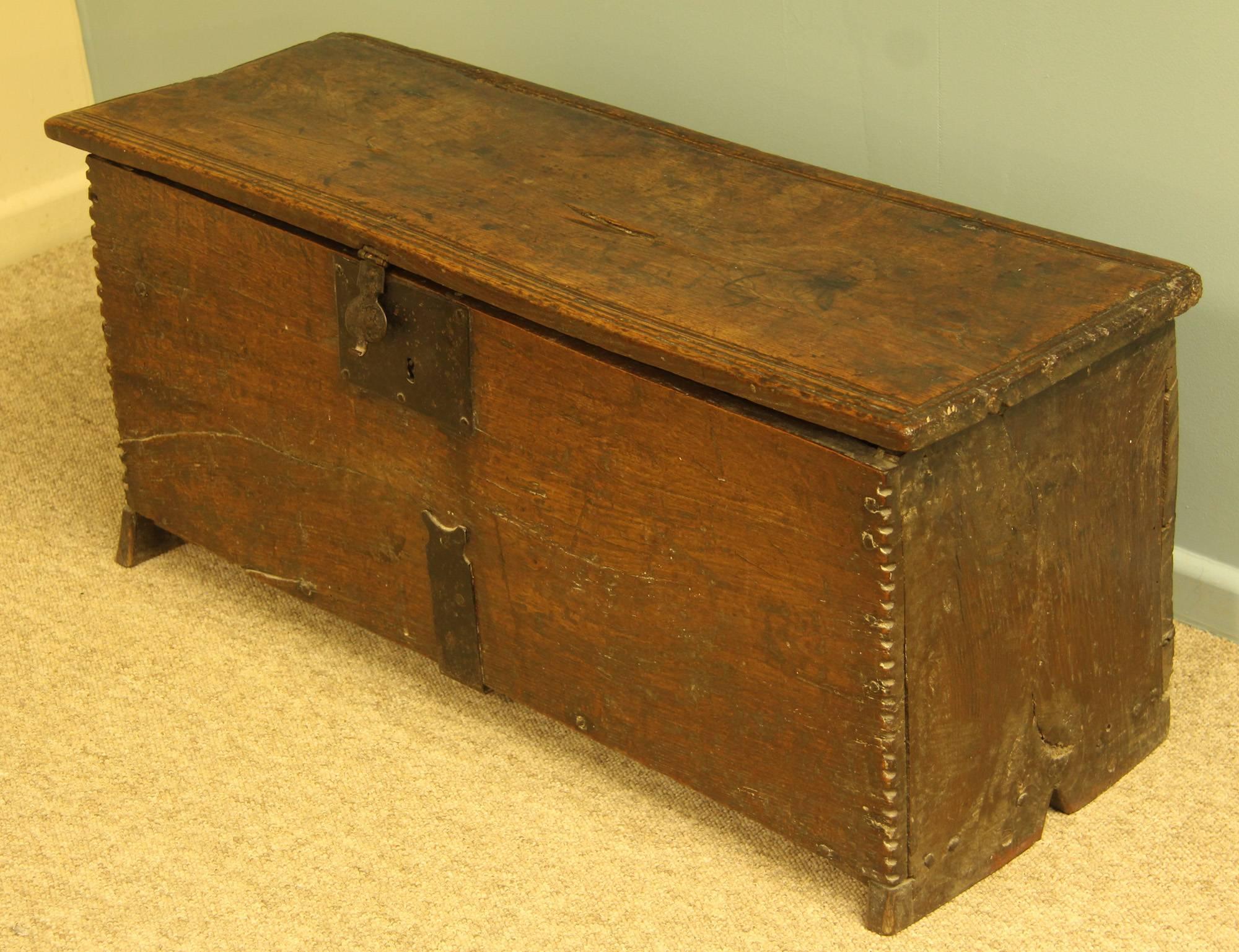 Mid-17th Century Small Oak Coffer In Good Condition In Wiltshire, GB