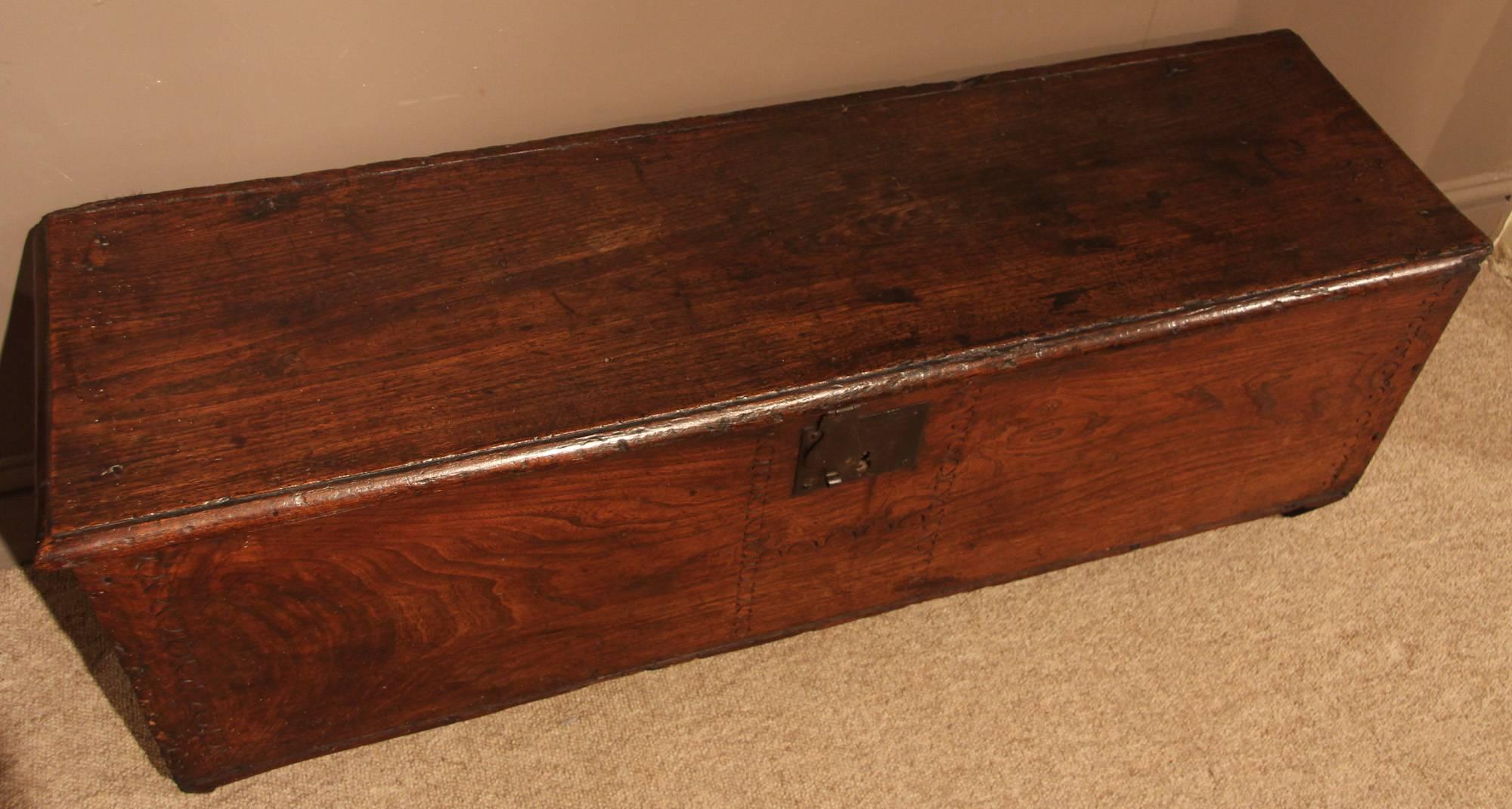 Early 18th Century Six-Plank Elm Coffer, circa 1720 In Good Condition In Wiltshire, GB