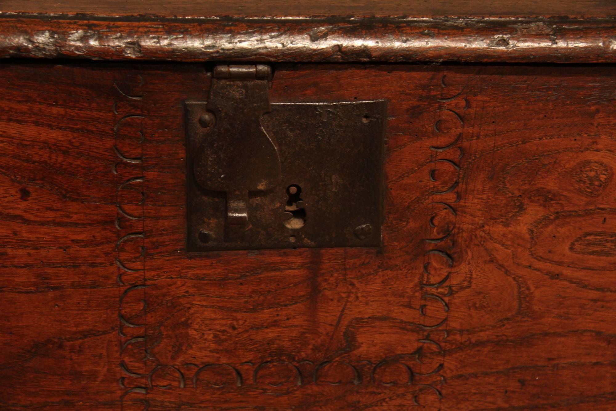 Early 18th Century Six-Plank Elm Coffer, circa 1720 2