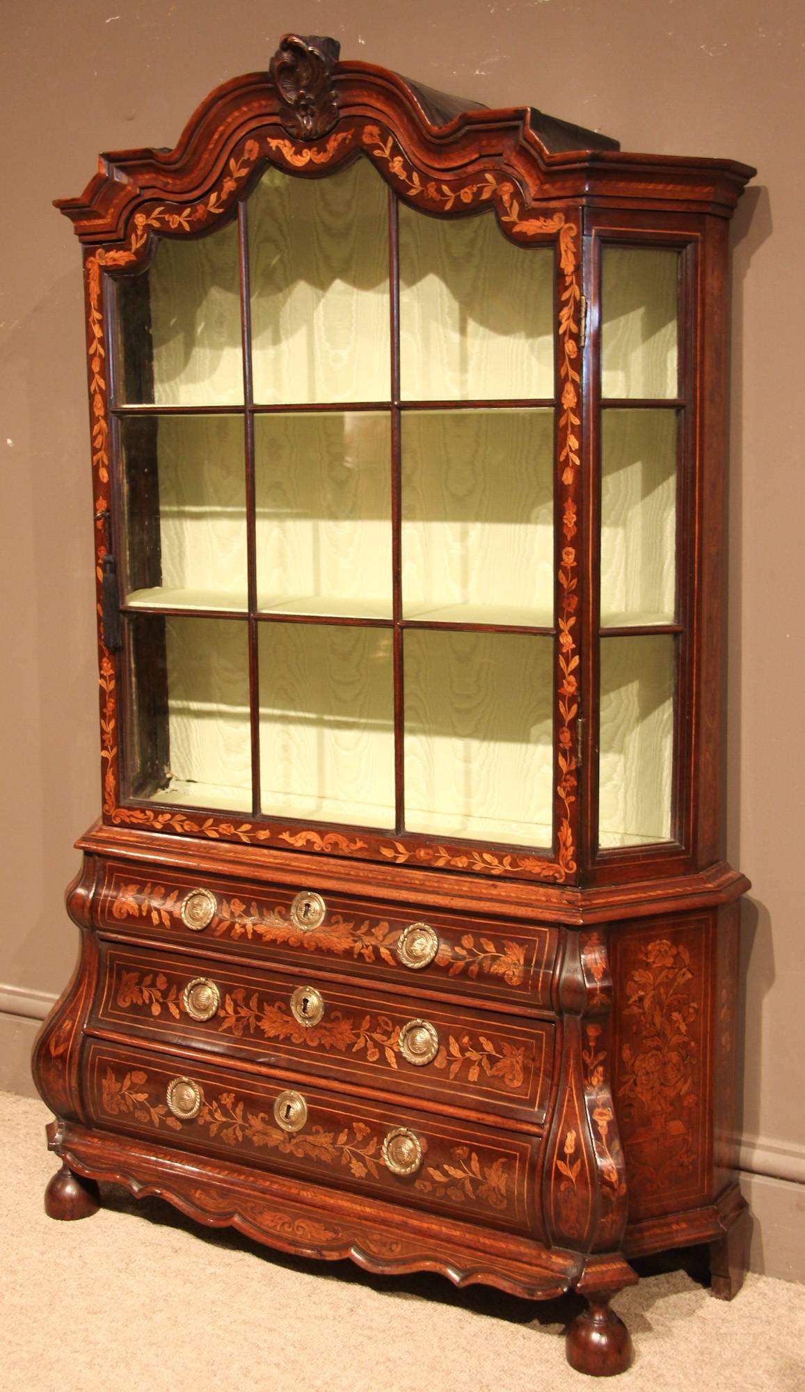 Late 18th century Dutch walnut and marquetry display cabinet of fine quality, circa 1785. This unusual size, perhaps made for a child. The inlay being of high quality, probably a wealthy merchants daughter, to display porcelain.

All of the items