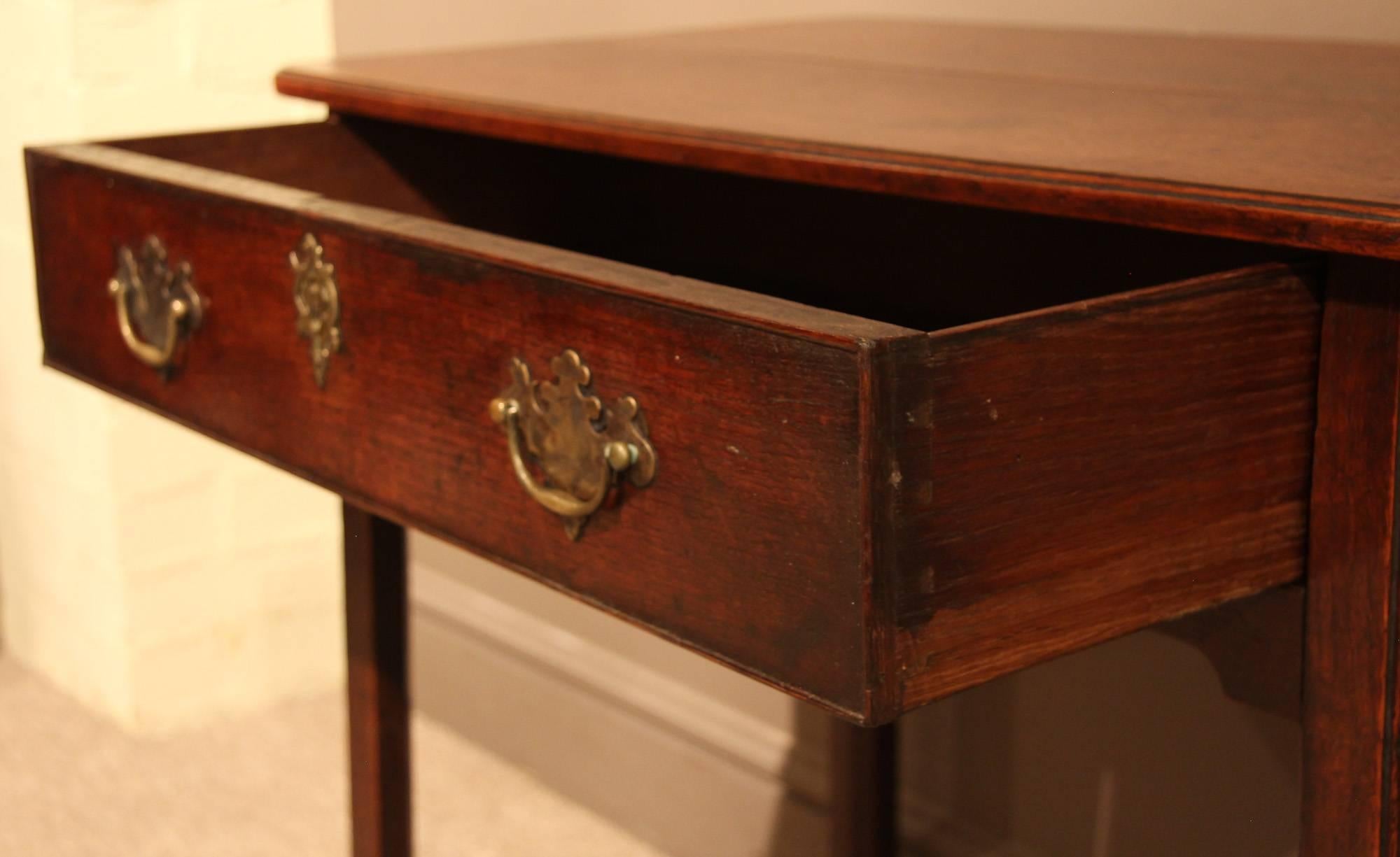 An 18th century oak single drawer lowboy. All of the items that we advertise for sale have been as accurately described as possible and are in excellent condition, unless otherwise stated. Please note that we are also able to arrange a full shipping