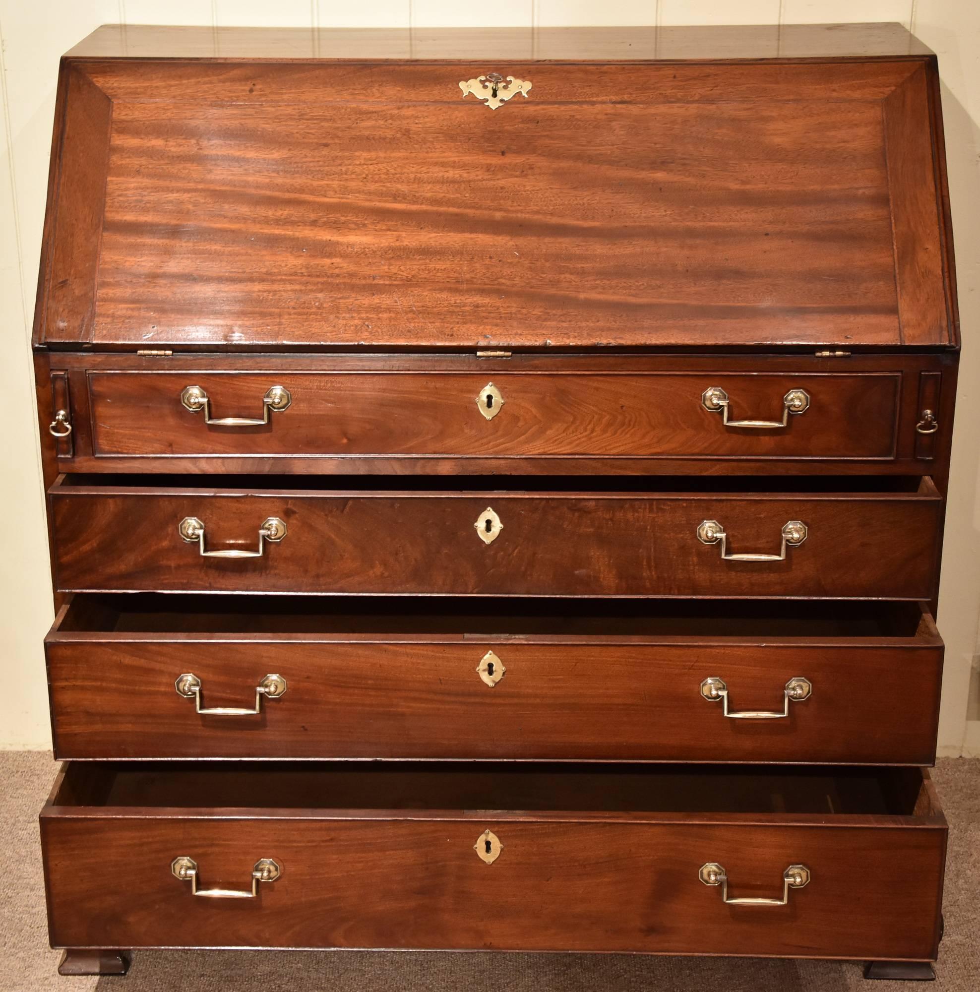 A George III mahogany bureau. Superb quality Mahogany with a wonderful satinwood interior on origional ogee bracket feet, circa 1800.

Dimensions:
Height 43