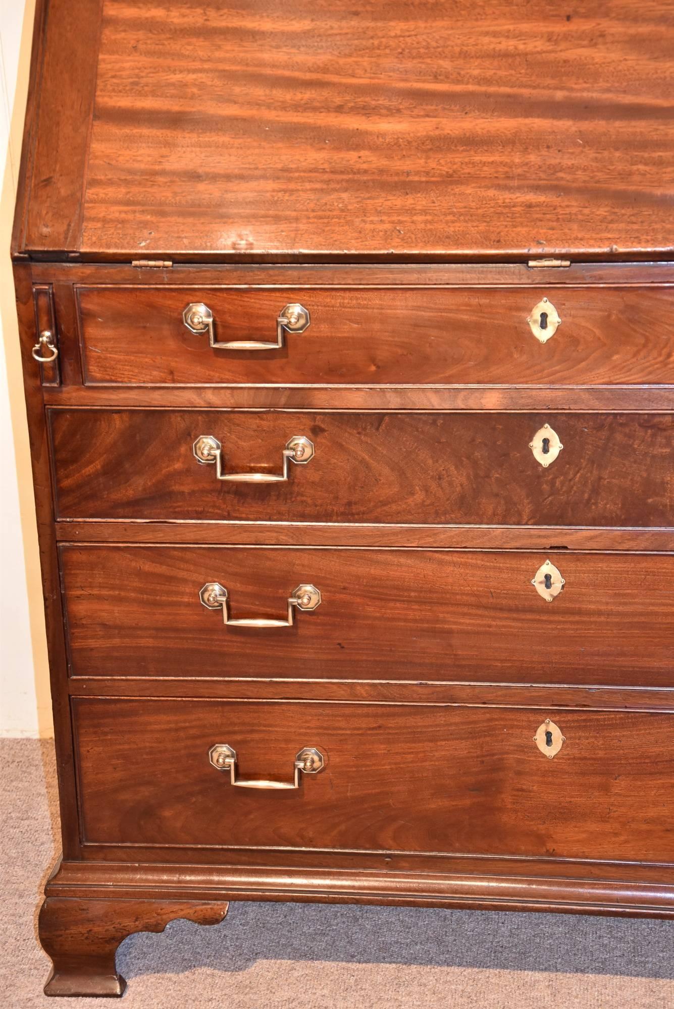 George III Mahogany Bureau In Good Condition For Sale In Wiltshire, GB