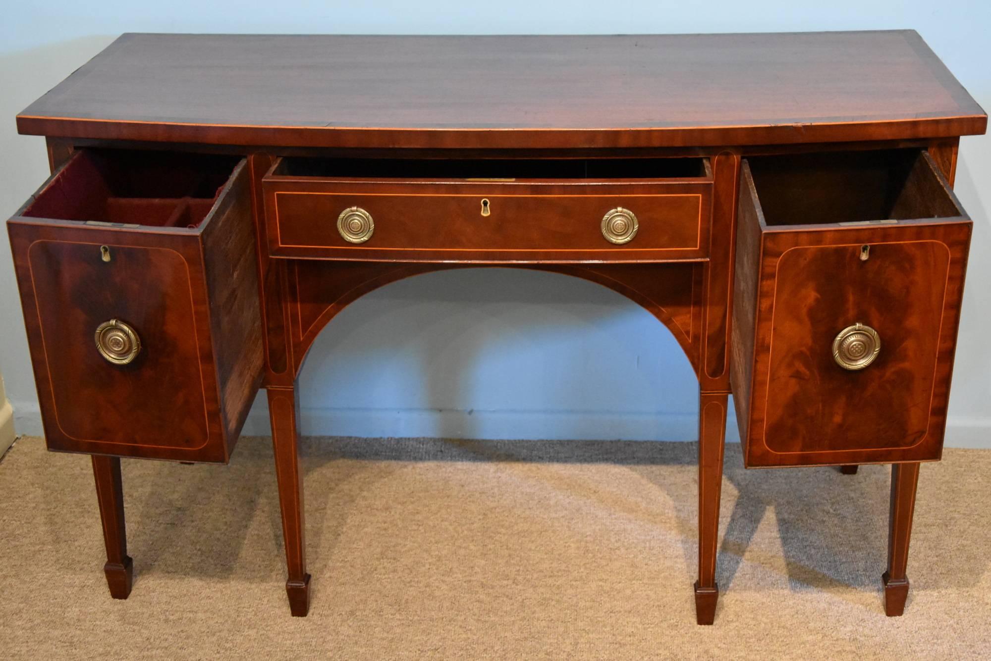 An elegant George III mahogany bow fronted sideboard, cross banded with rosewood. The piece has original handles and cellerette drawer.

Dimensions:
Height 32.5