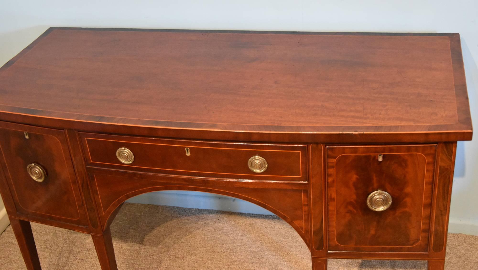 Elegant George III Mahogany Bow Fronted Sideboard In Good Condition In Wiltshire, GB
