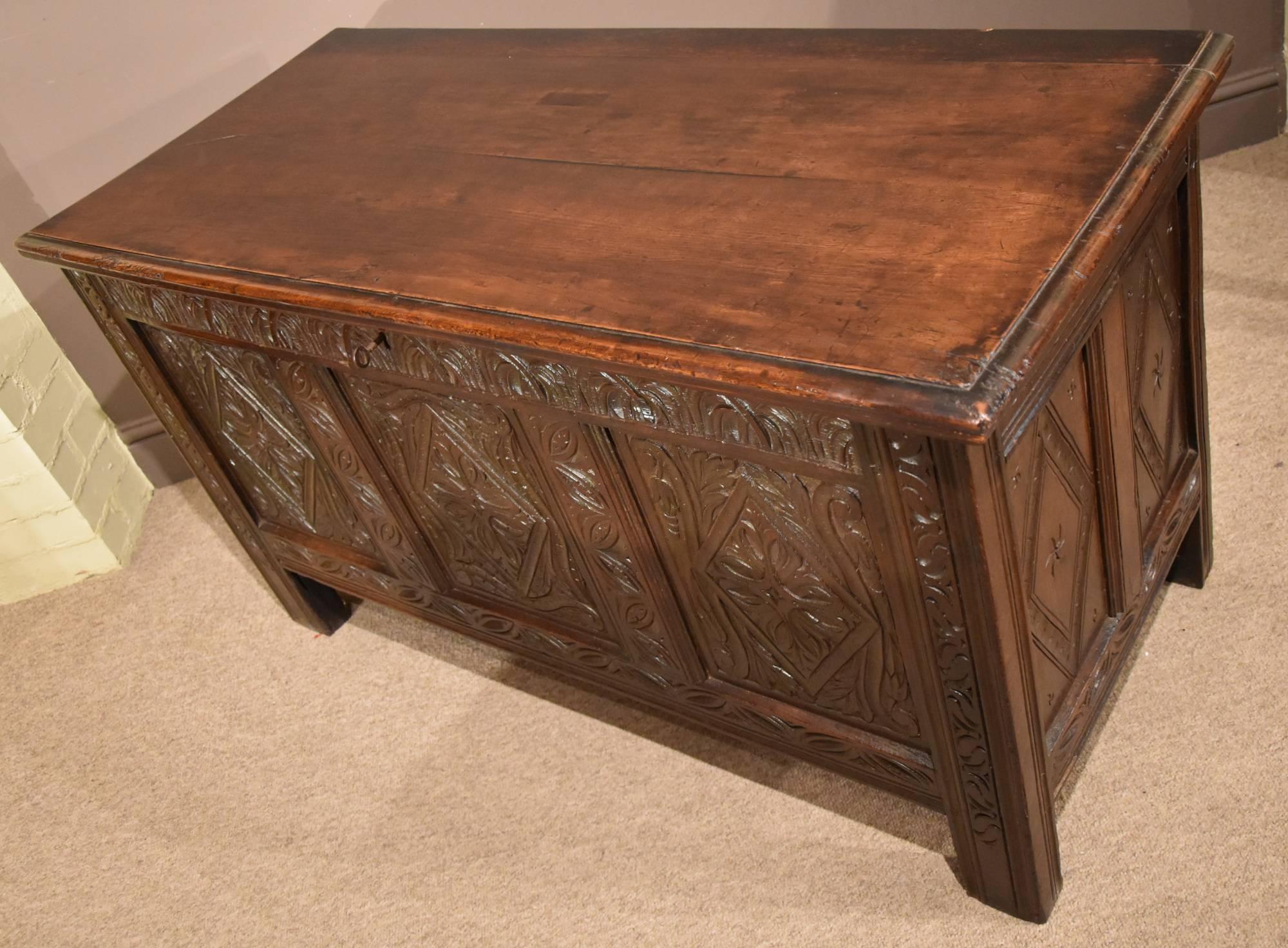 English Lovely Late 17th Century Oak Coffer For Sale