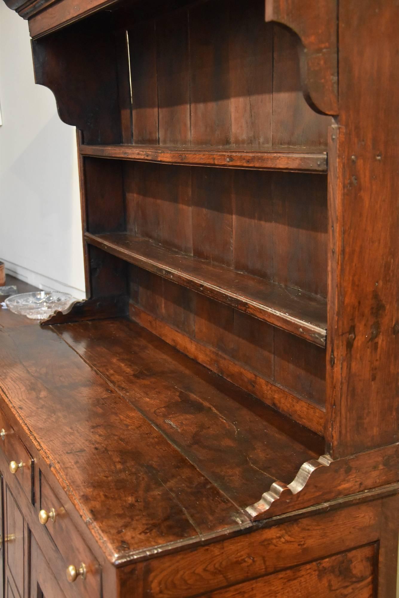 Great Britain (UK) Elegant Early 19th Century Oak Dresser For Sale