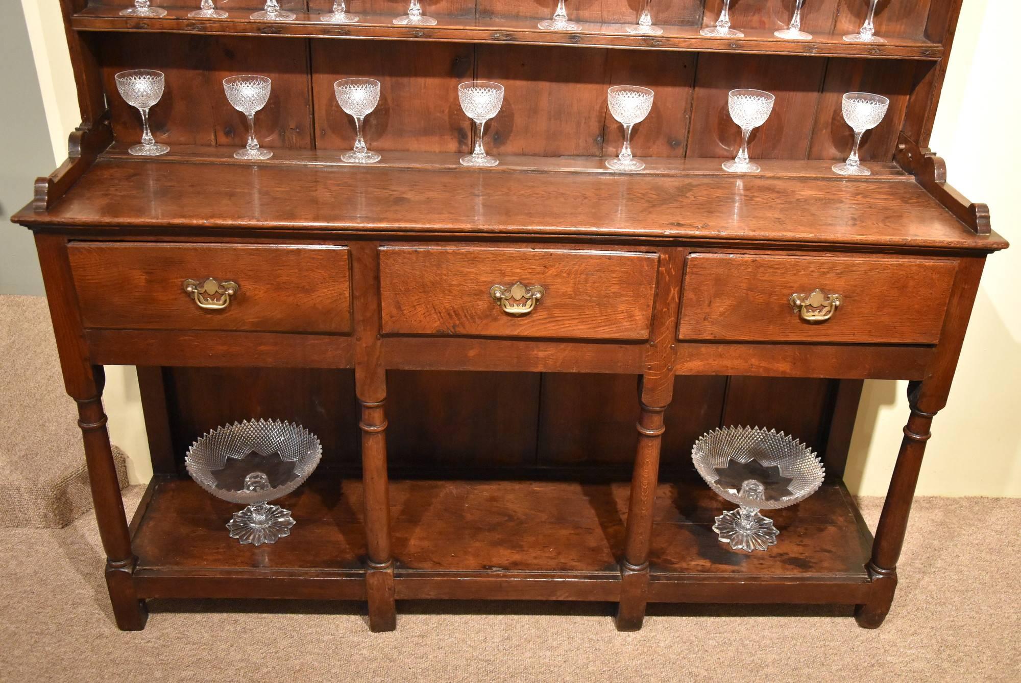 English Attractive Early 19th Century Oak Dresser