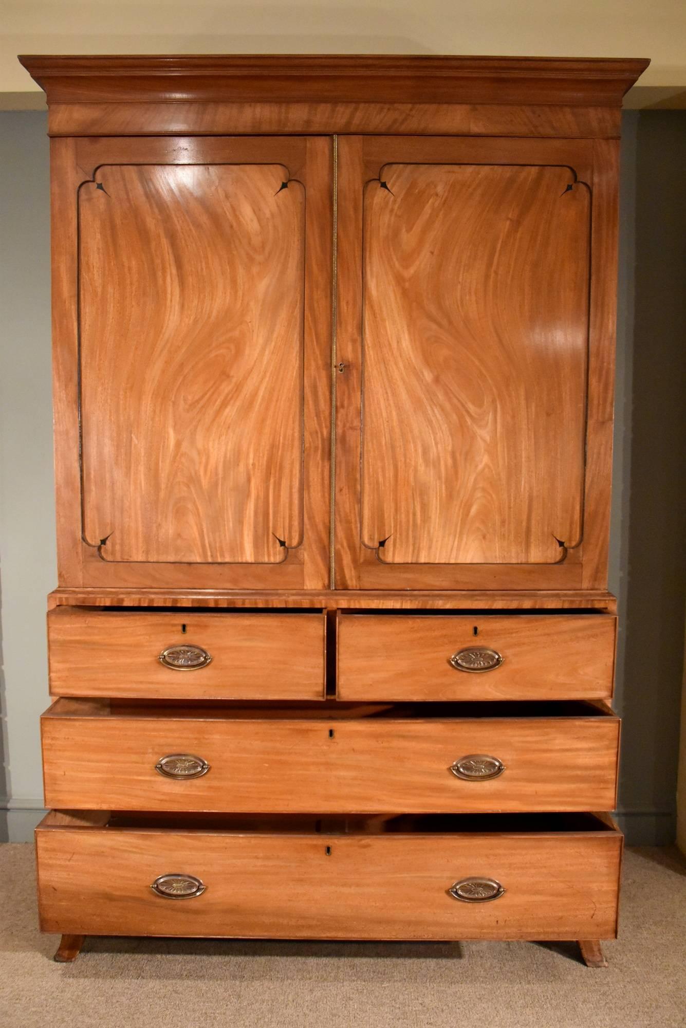 Good George III Mahogany Linen Press of Superb Color In Good Condition In Wiltshire, GB