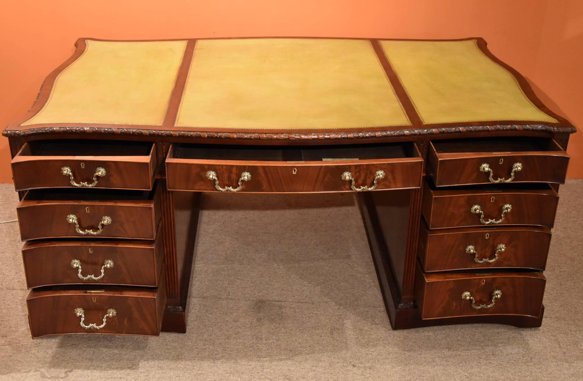 George III Style Mahogany Serpentine Partners Desk In Good Condition For Sale In Wiltshire, GB