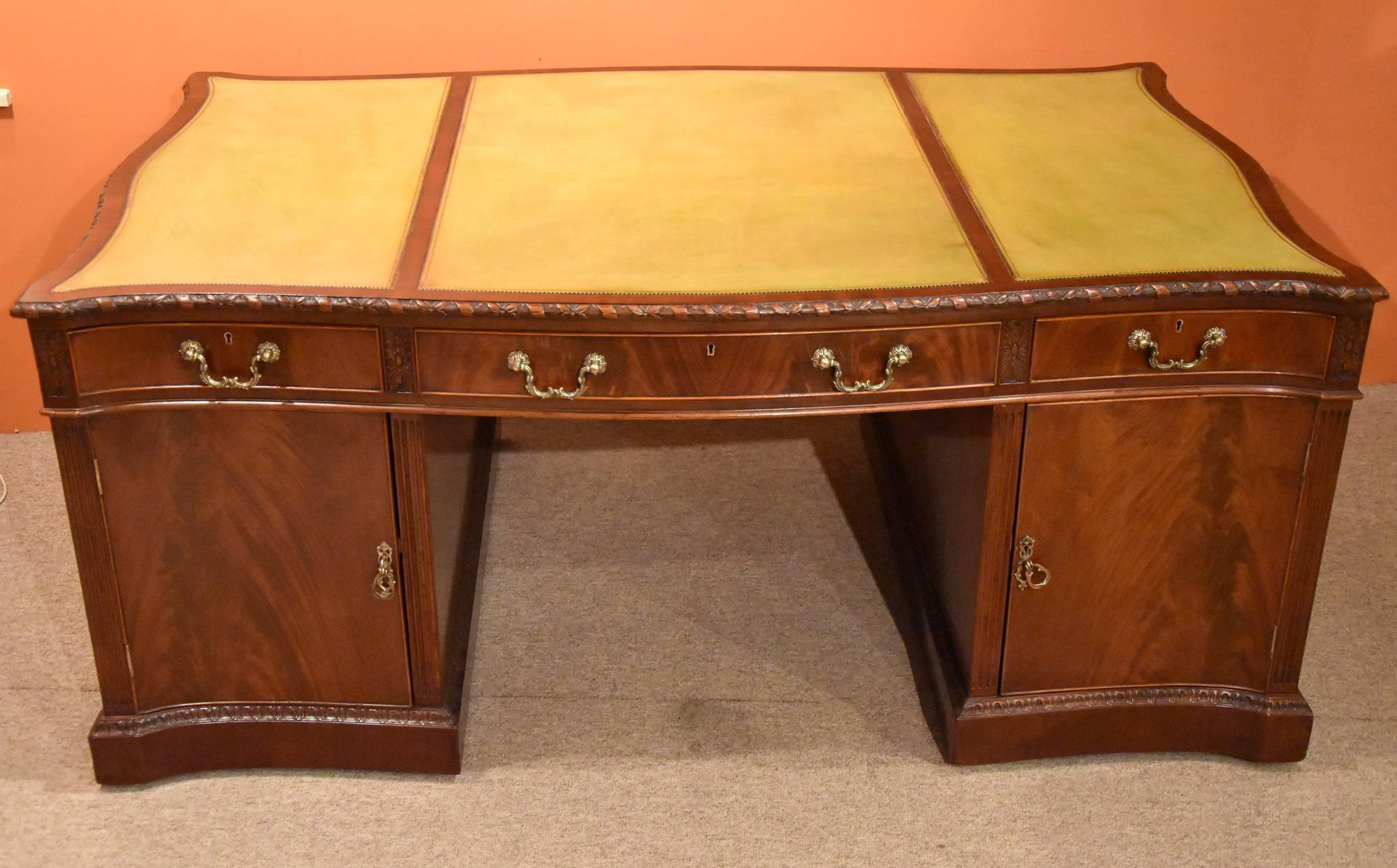 George III Style Mahogany Serpentine Partners Desk For Sale 4
