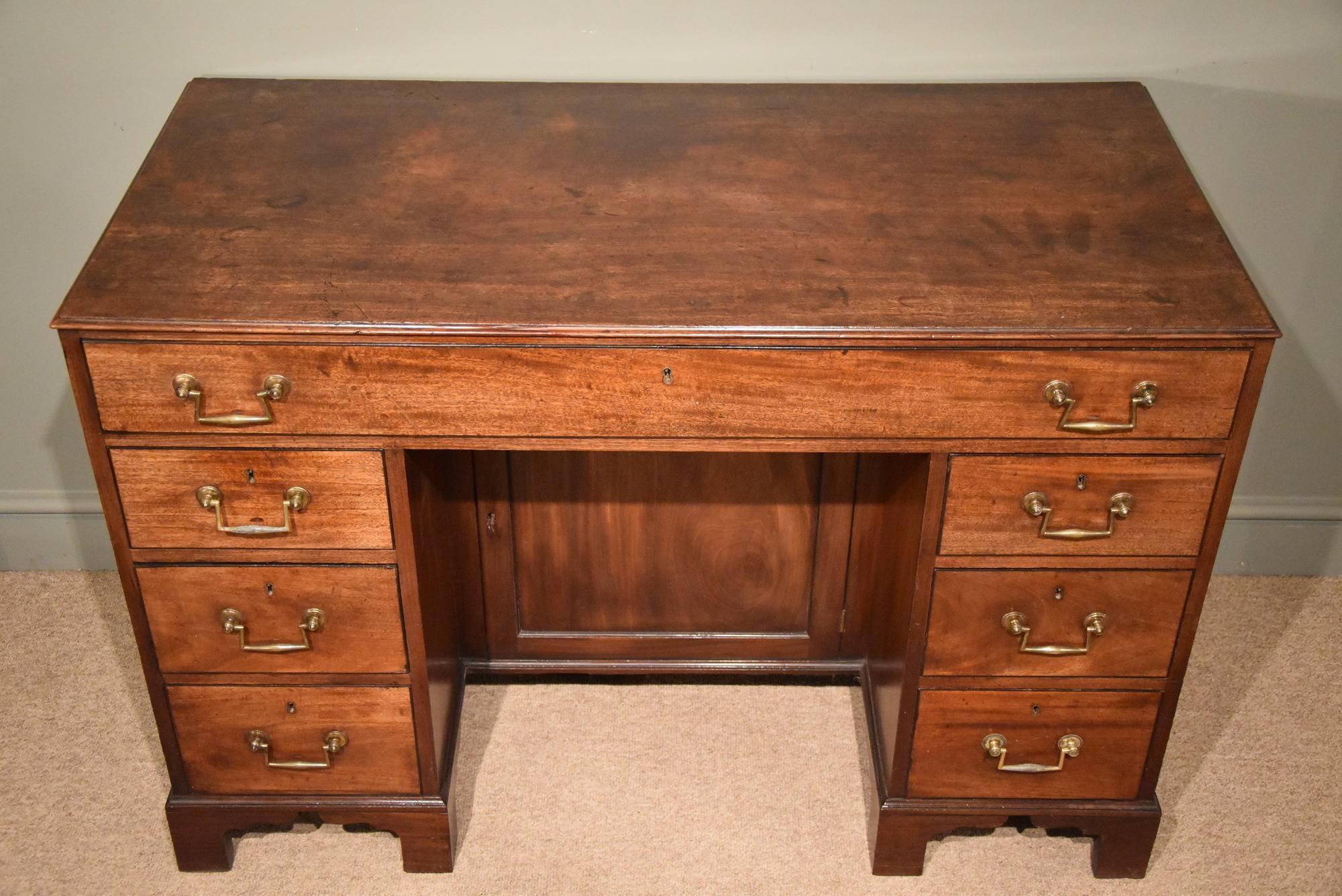 Good Regency Period Mahogany Kneehole Desk In Good Condition For Sale In Wiltshire, GB