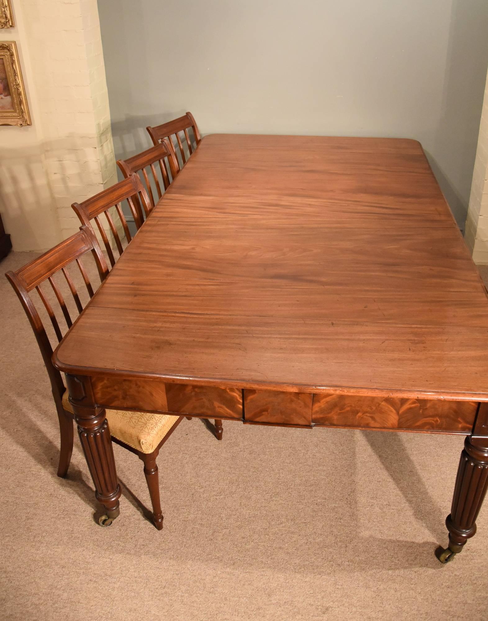 A good late Regency mahogany dining table with reeded legs and four leaves

Dimensions:
width 88.5