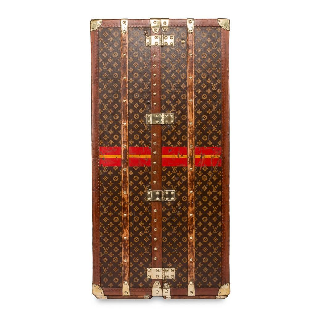 Antique early-20th century genuine and superb Louis Vuitton wardrobe trunk with fitted interior hangers and drawers. Great large size, covered in the famous LV monogram canvas, leather and brass bound, reinforced with wooden laths, leather handles