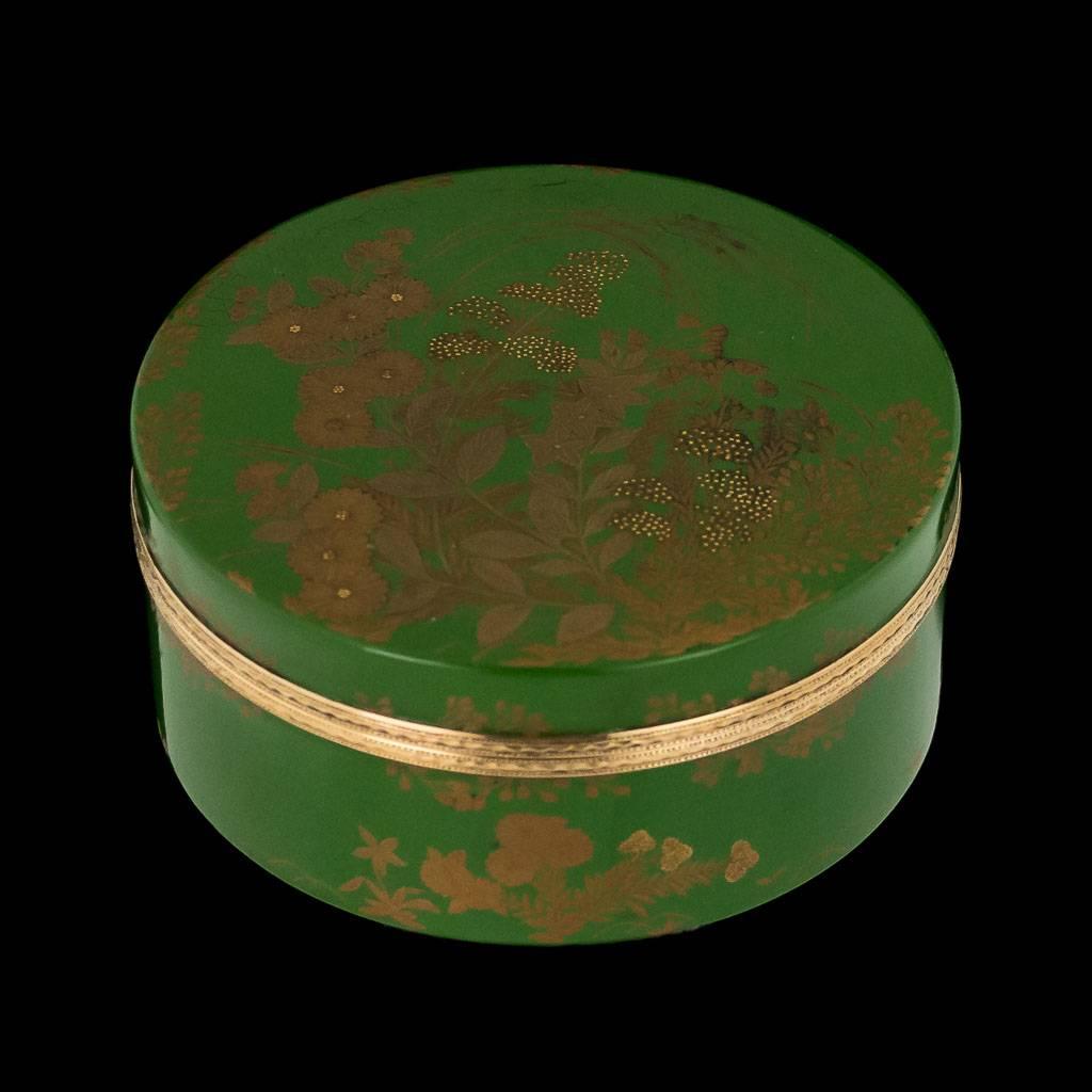 Antique 18th century French exquisite 18-karat gold-mounted and Japanese lacquer snuff box, round shaped, sides, base and the lid mounted with Japanese green lacquered panels, hand-painted with gold, the edges mounted with engraved gold boarders.