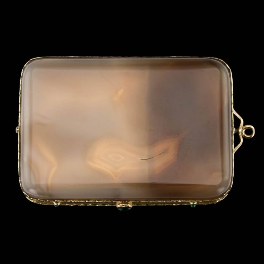 Antique early 20th century French 18-carat vari-color gold mounted translucent agate minaudiere, rectangular shaped with rounded corners, mounted with 18-karat gold laurel leaves and engine turned frame and set with emerald cabochon thumb-pieces.