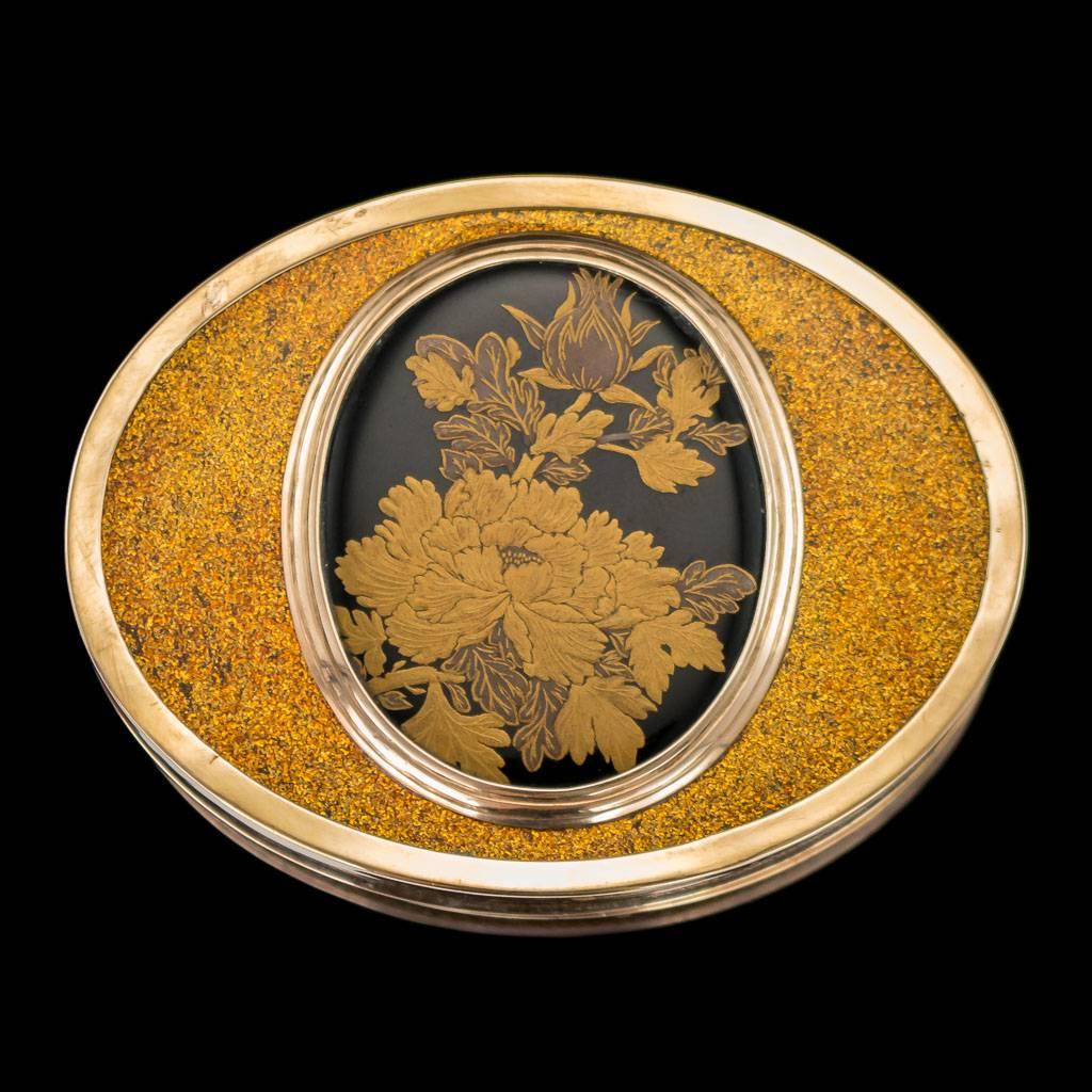 Antique 18th century French exquisite 18 karat gold-mounted and Japanese lacquer snuff box, oval shaped, sides, base and the lid mounted with Japanese lacquered panels, the lid decorated in Japanese taste with peonies and their leaves. Hallmarked
