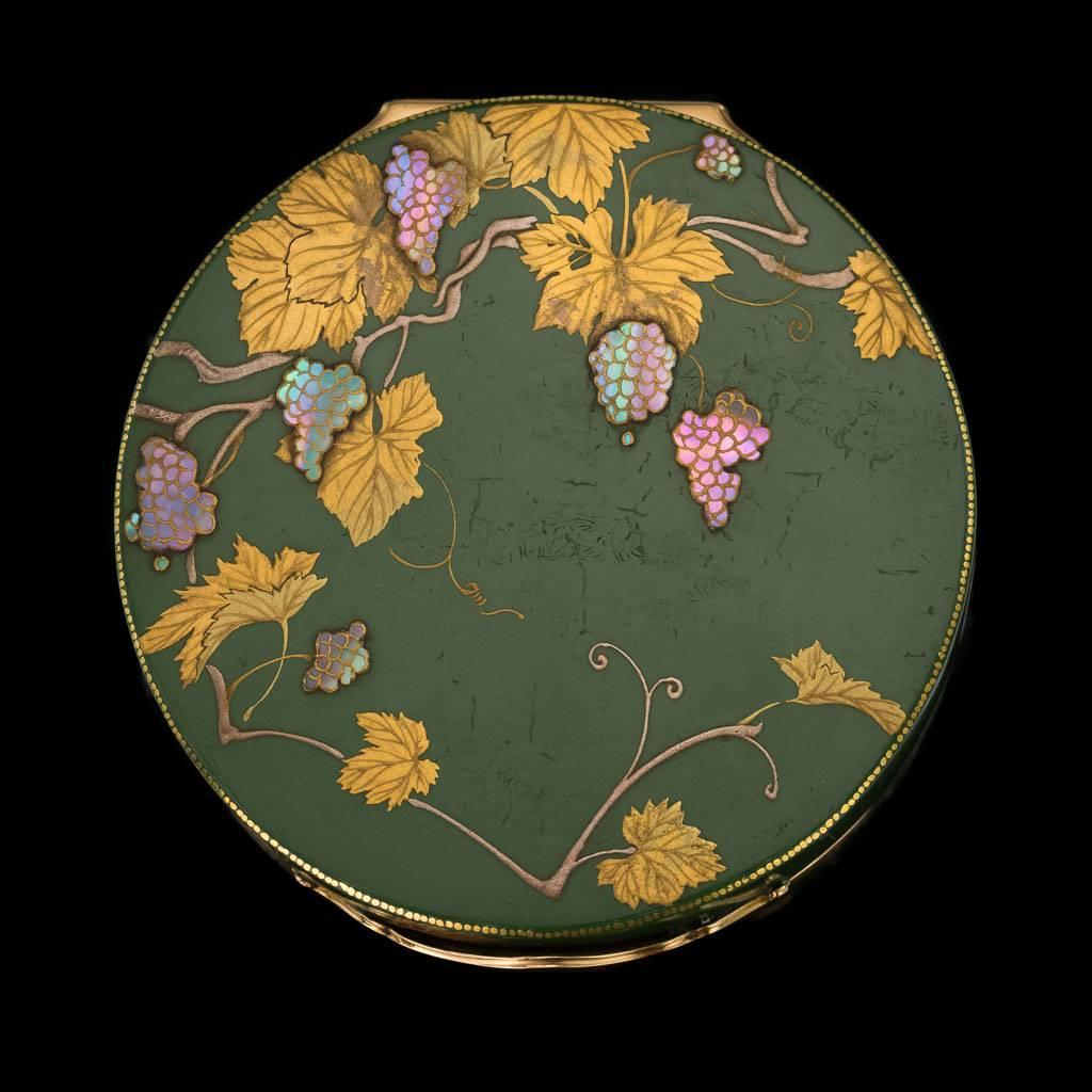 Antique 18th century French exquisite 18-karat gold-mounted and Japanese lacquer snuff box, round shaped, sides, base and the lid mounted with Japanese green lacquered panels, painted with gold and inlaid with carved mother of pearl, the lid applied