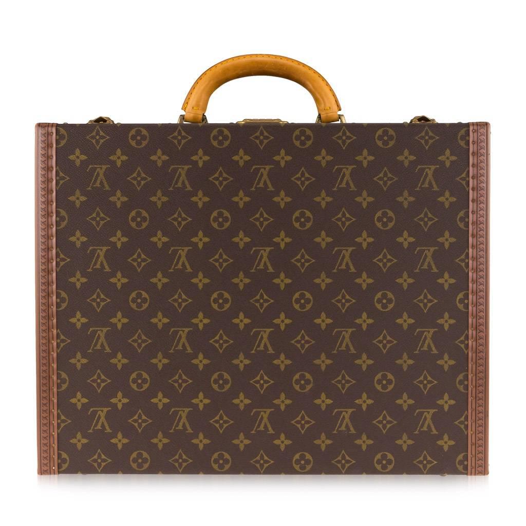 Description
Genuine Louis Vuitton Briefcase in composite leather, edging with 