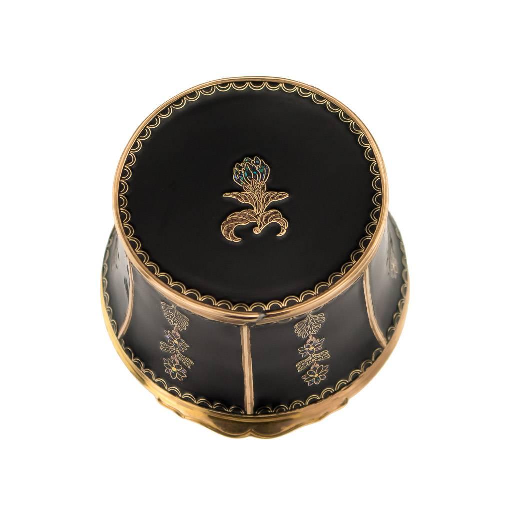 Description
Antique early-19th century French exquisite 18-karat gold-mounted snuff box, basket shaped, contained within stylised reeded boarders and hinged lid set with a shaped thumbpiece, the lid inlay decorated with a floral bouquet using