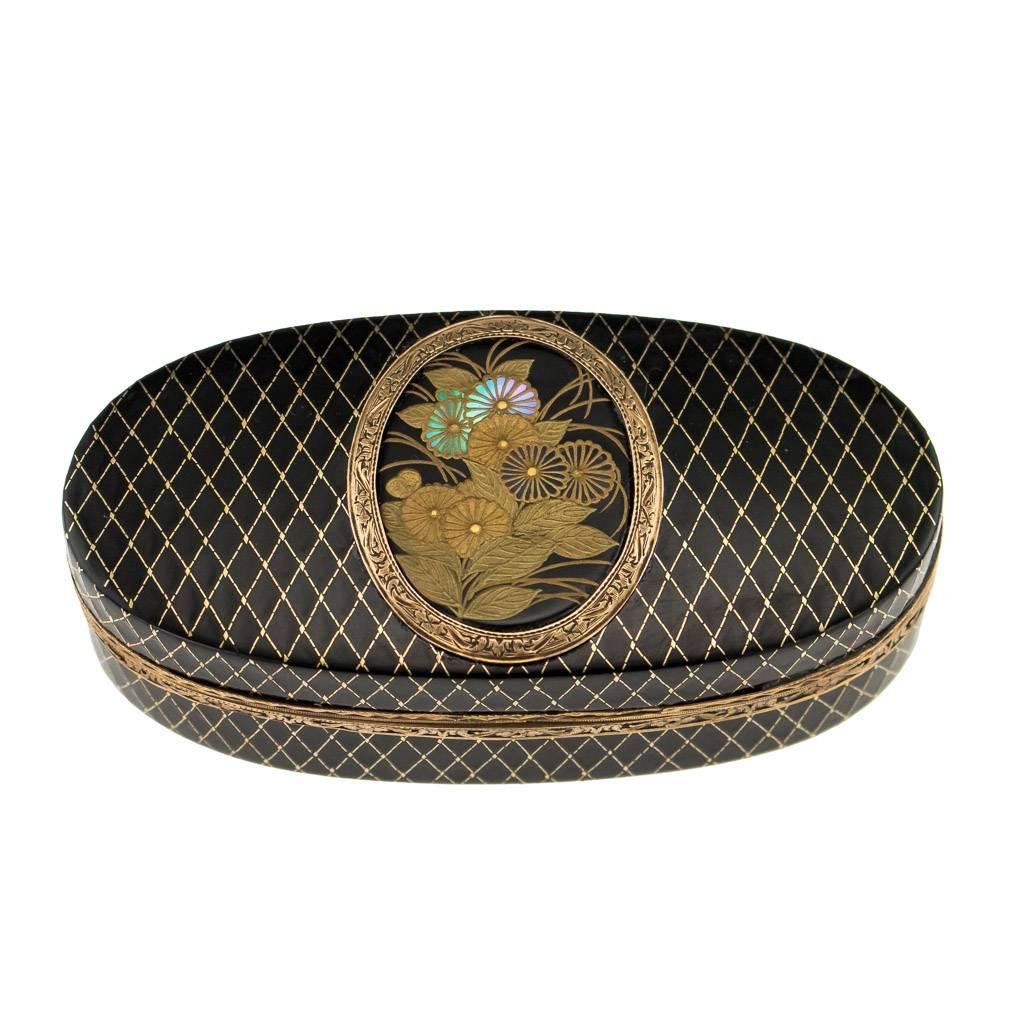 Antique late 18th century French exquisite 18-karat gold-mounted and Japanese lacquer snuff box, oval shaped, sides, base and the lid mounted with Japanese lacquered panels, the lid decorated in Japanese taste with peonies and leaves. Hallmarked