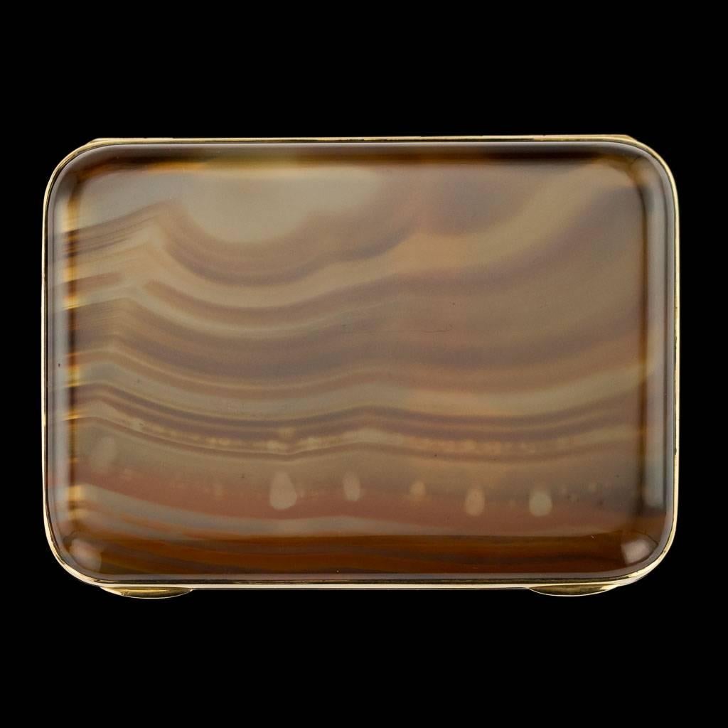 Antique early-20th century French 18-carat gold-mounted agate cigarette case, rectangular shaped with rounded corners, mounted with 18-karat gold sprung frame. Hallmarked French Hippocrates guarantee mark (750 gold standard), Maker unknown.

