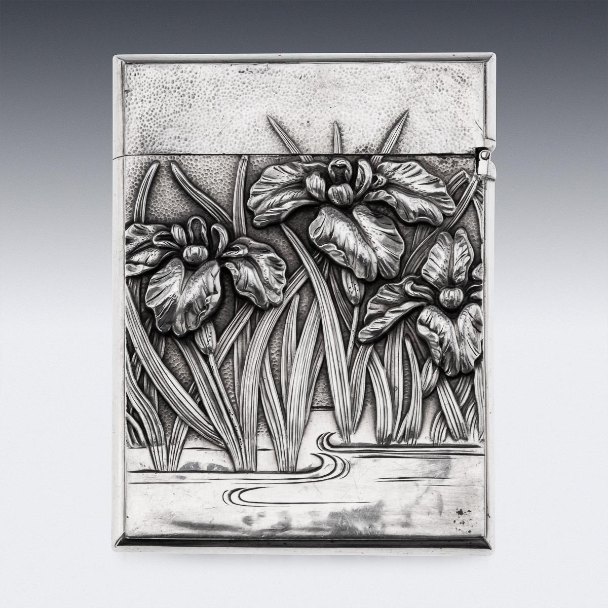 Porte-cartes japonais ancien du 20e siècle en argent massif, orné d'iris en haut-relief sur fond texturé. Le couvercle à charnière s'ouvre pour révéler un compartiment destiné à l'origine aux cartes de visite et qui convient désormais aux cartes de