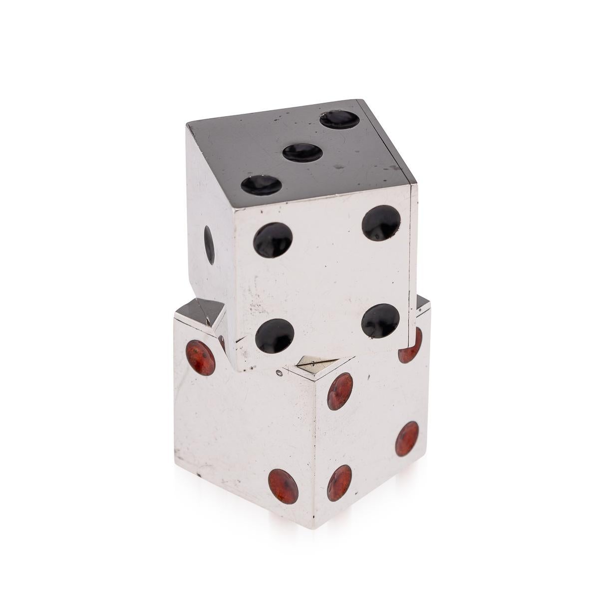 Antica coppia scozzese del XX secolo di saliere e pepiere in argento massiccio e smalto, realizzate a forma di dado. Una è caratterizzata da macchie rosse, l'altra da macchie nere, che le rendono un'aggiunta sorprendente e giocosa a qualsiasi