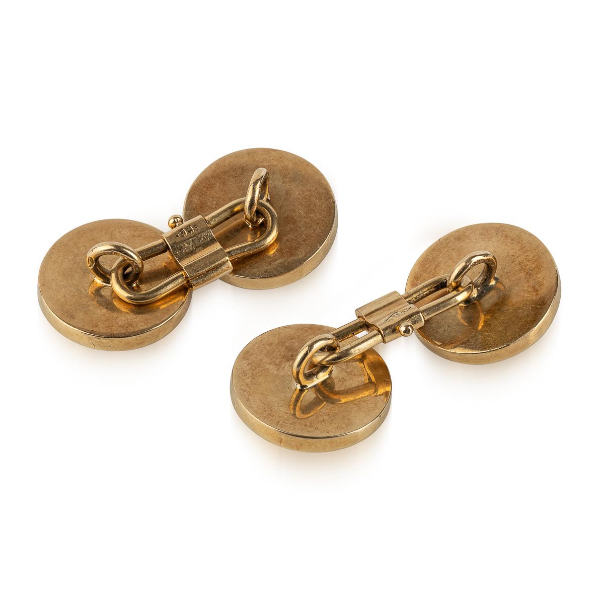 Boutons de manchette anciens en or jaune 18 carats du 20e siècle, de forme ronde, joliment ornés de scènes de saut d'obstacles miniatures. La paire est livrée dans un magnifique coffret de présentation doublé de soie de la société D&J Wellby Ltd,