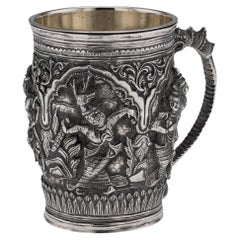 Tazza birmana d'epoca del XIX secolo in argento massiccio a sbalzo con motivi dei "Racconti Jataka", 1890 circa