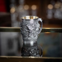 Tazza birmana d'epoca del XIX secolo in argento massiccio a sbalzo con motivi dei "Racconti Jataka", 1890 circa