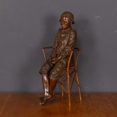 Figurine autrichienne antique en terre cuite du XXe siècle, signée Friedrich Goldscheider, représentée assise sur une chaise, vers 1900